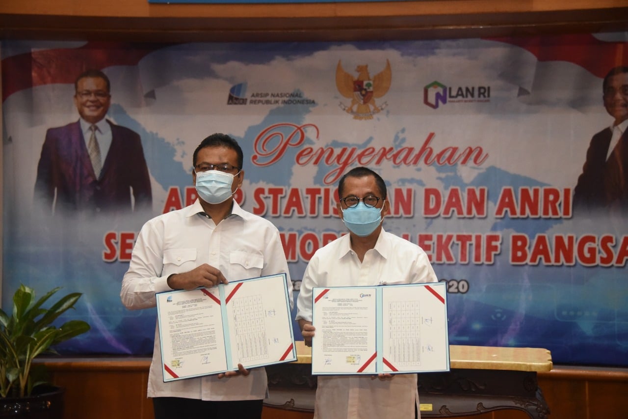 Kepala LAN Dr. Adi Suryanto, M.Si menyerahkan sejumlah Arsip Statis kepada Arsip Nasional Indonesi kepada Plt. Kepala ANRI, Dr Taufiq, M.Si.