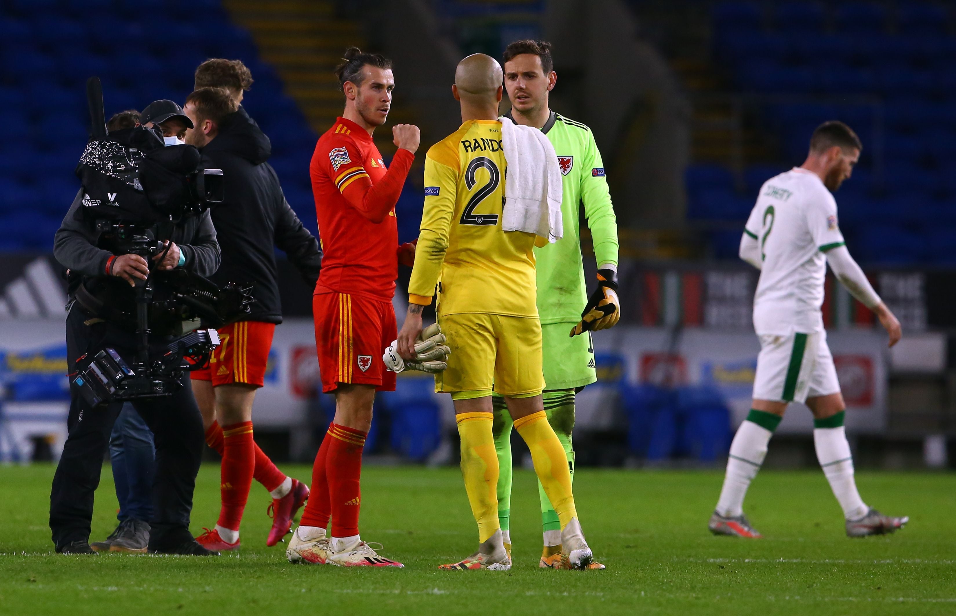 Gareth Bale merayakan kemenangan Wales atas Rep Irlandia di akhir laga Liga Negara UEFA.