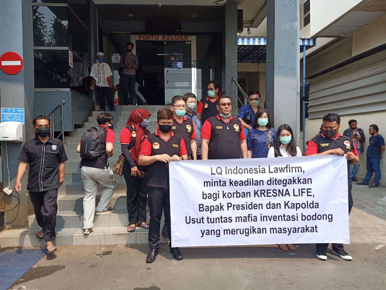 Para nasabah Kresna Life saat melapor ke Polda Metro Jaya.