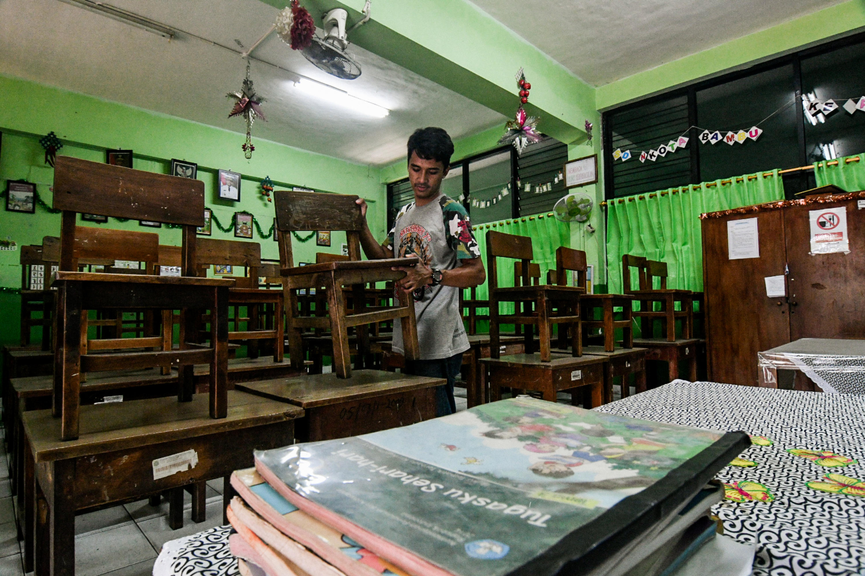 Petugas sekolah mempersiapkan sejumlah fasilitas di kawasan Sekolah Dasar Negeri 03 Kota Bambu, Tanah Abang, Jakarta.