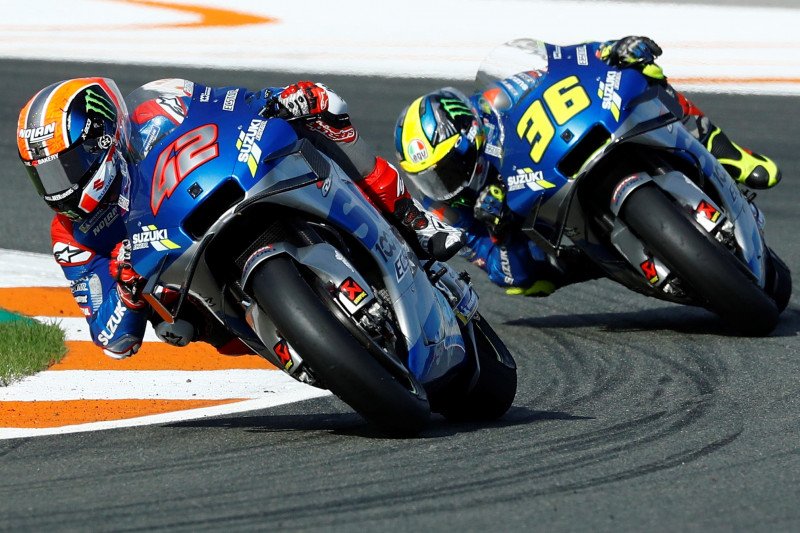 Pebalap tim Suzuki Ecstar Alex Rins dan Joan Mir (depan)