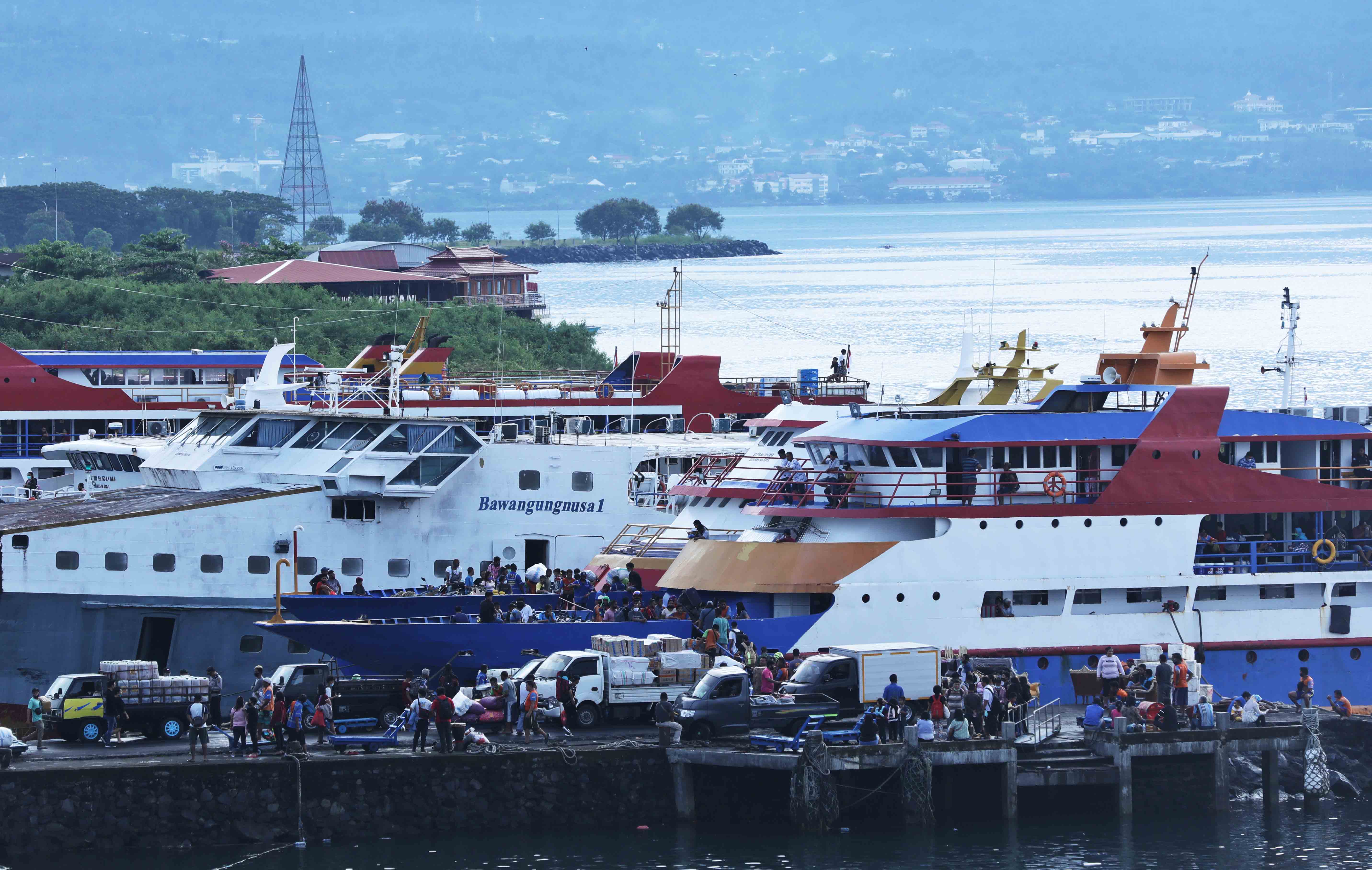 Aktivitas kapal penumpang berukuran sedang di Pelabuhan Manado, Sulawesi Utara. ​​​​​​​