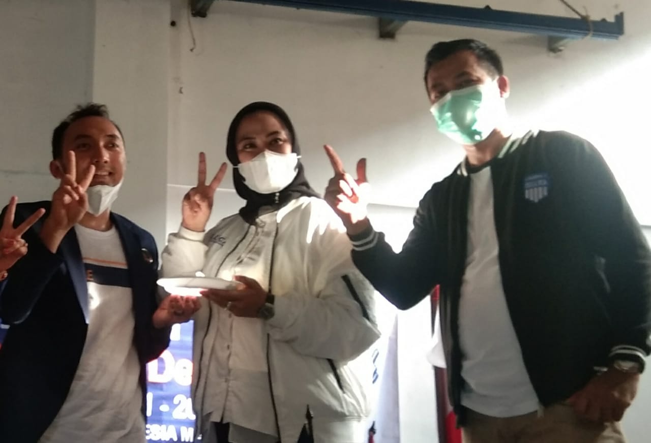 Ketua DPD NasDem Karawang Dian Fahrud Jaman (kiri),  Cellica Nurrachadiana, dan Ketua Tim Pemenangan Cellica-Aep, Zaenal.