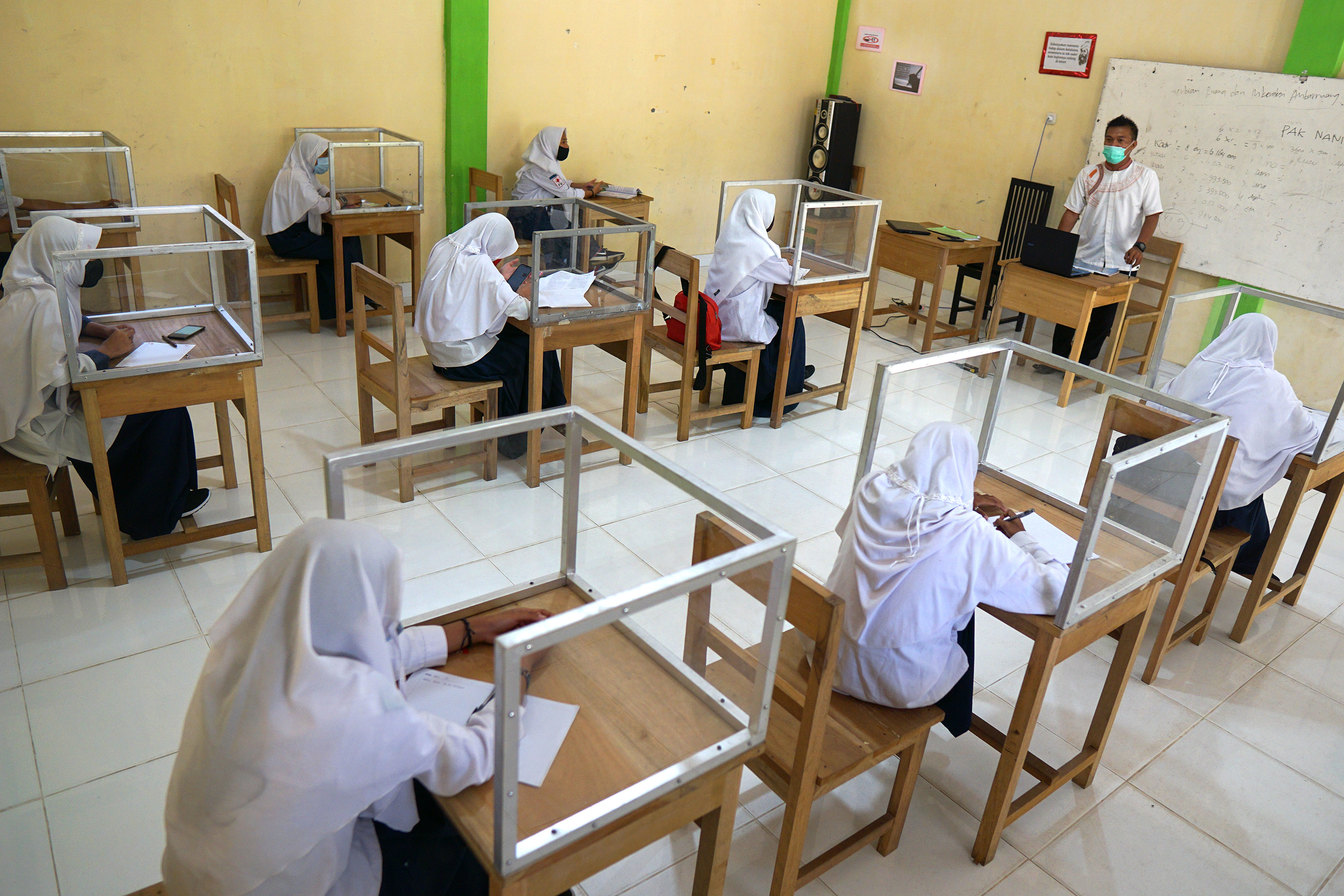  Sejumlah siswa mengikuti pelajaran tatap muka di MTs Al Mujahidin Kabila, Kabupaten Bone Bolango, Gorontalo, Selasa (10/11).