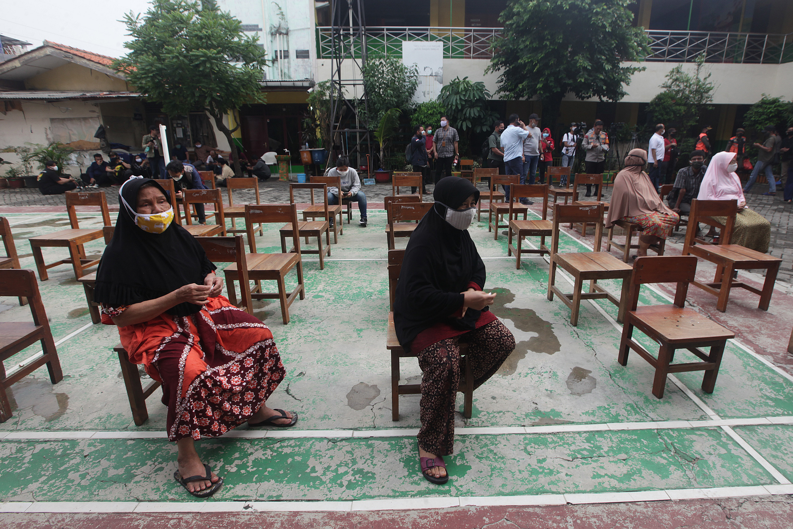 Warga Petamburan, Jakarta Pusat, menjalani rapid test setelah adanya temuan kasus covid-19 serta kumpulan massa.