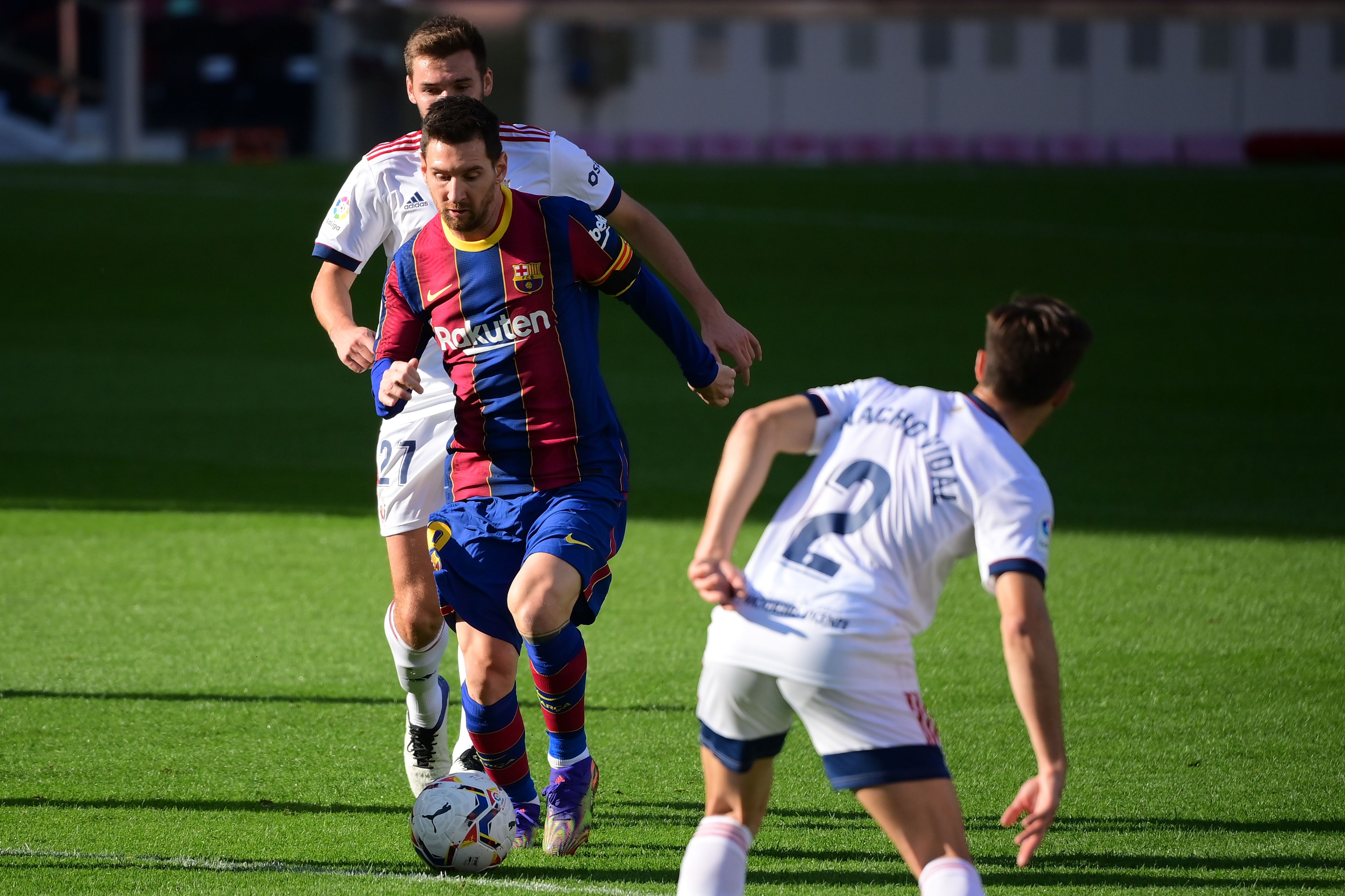 Messi menocba melewati hadangan pemain Osasuna di lanjutan La Liga