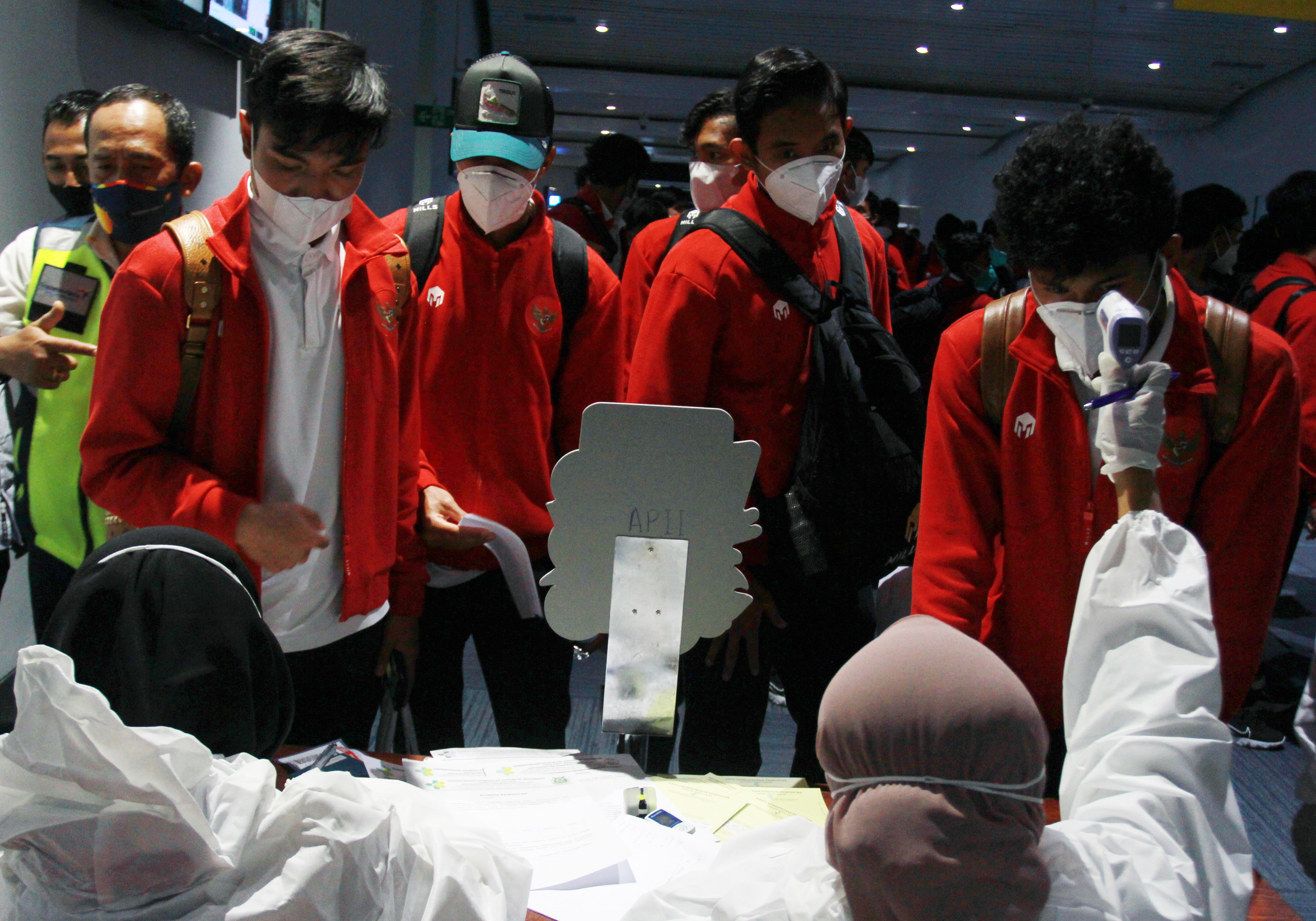  Sejumlah pesepak bola Timnas U-19 menjalani pemeriksaan kesehatan setibanya dari Kroasia di Terminal 3 Bandara Soekarno Hatta.