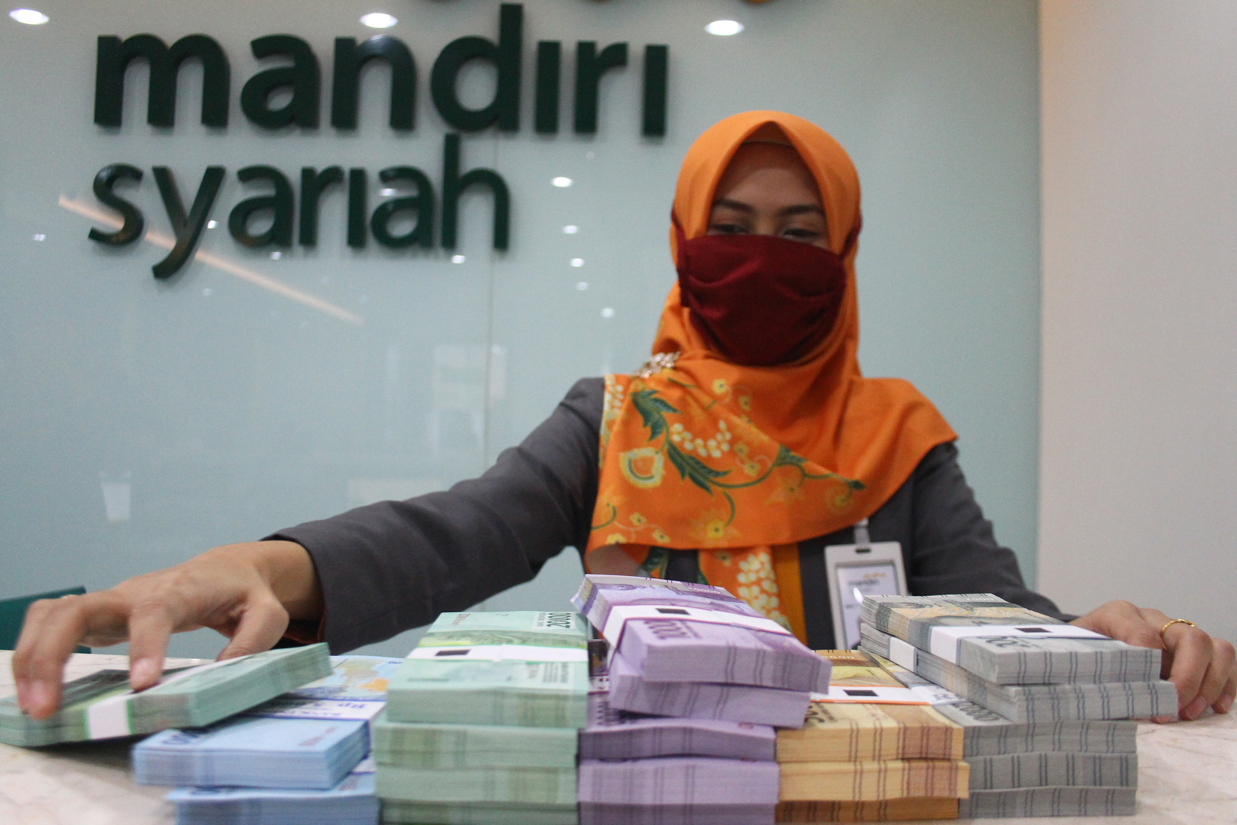 Petugas layanan Bank Syariah Mandiri