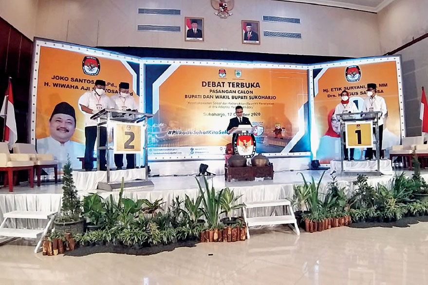 DEBAT TERBUKA: Calon Bupati dan Wakil Bupati Sukoharjo nomor urut 1 Etik Suryani-Agus Santosa dan pasangan nomor urut 2 Joko Santosa-Wiwaha 
