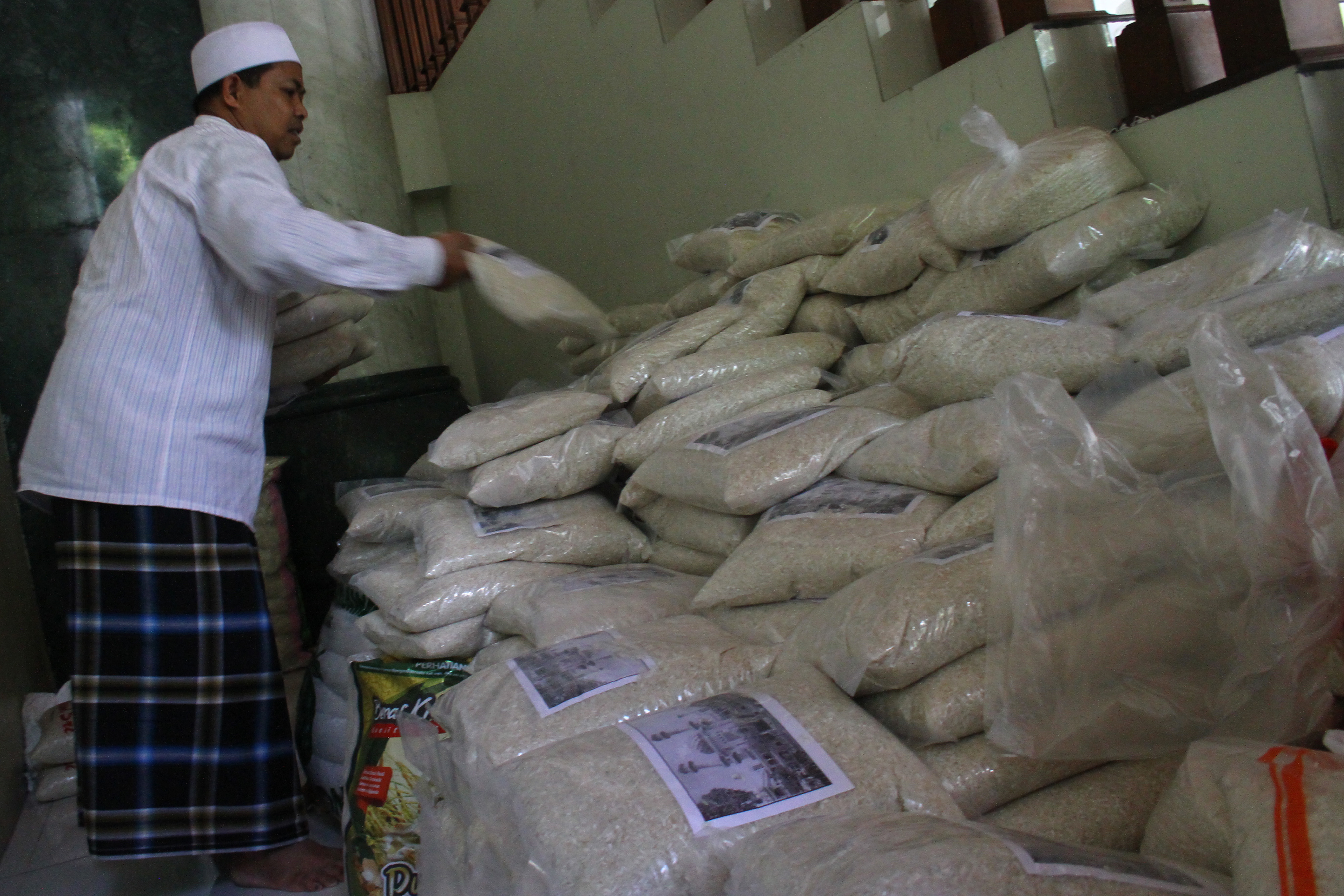 Panitia amil zakat menata zakat fitrah sebelum disalurkan di Masjid Jamik, Malang, Jawa Timur, Sabtu (23/5).