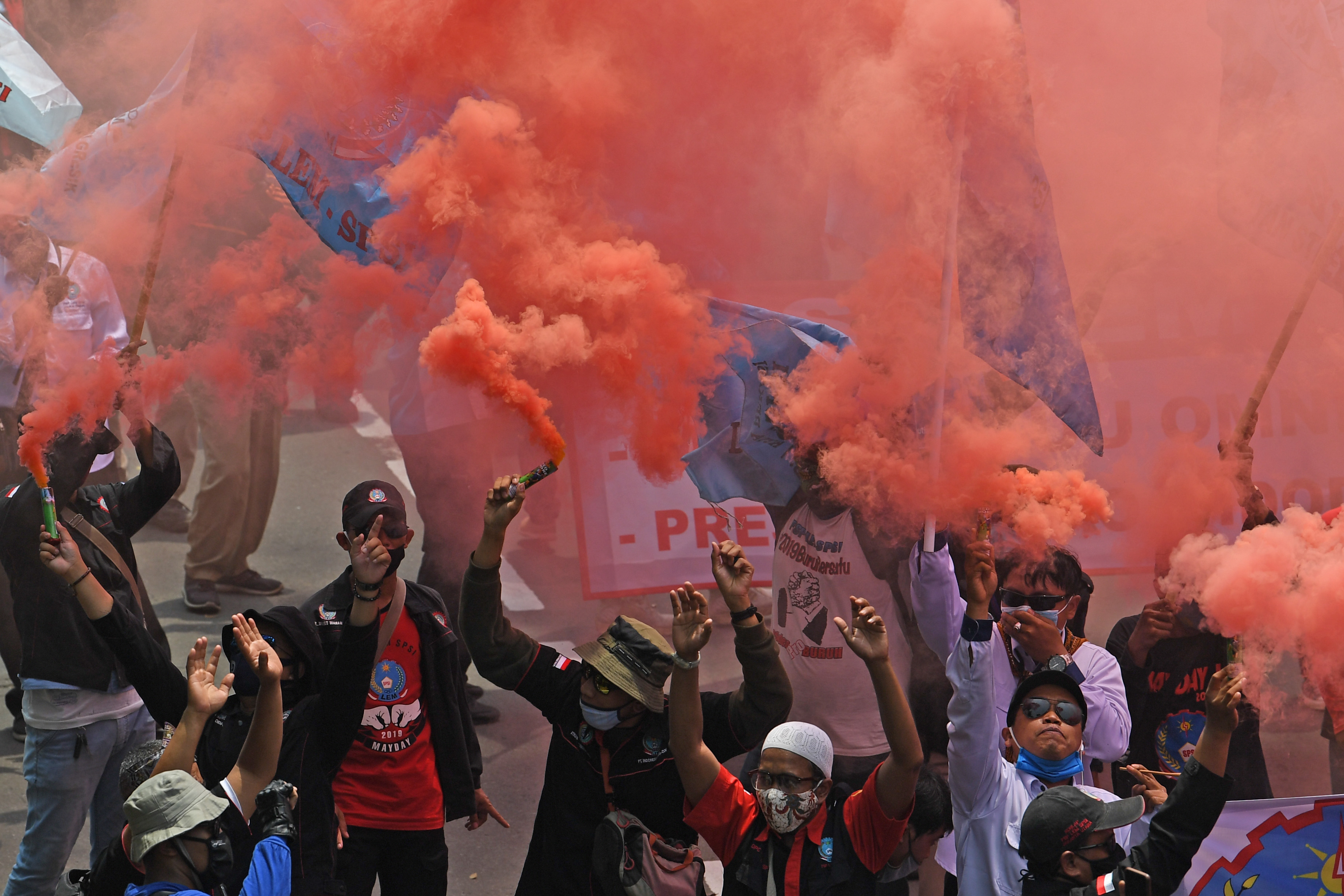 Buruh melakukan aksi di Kawasan Patung Kuda, Jakarta.