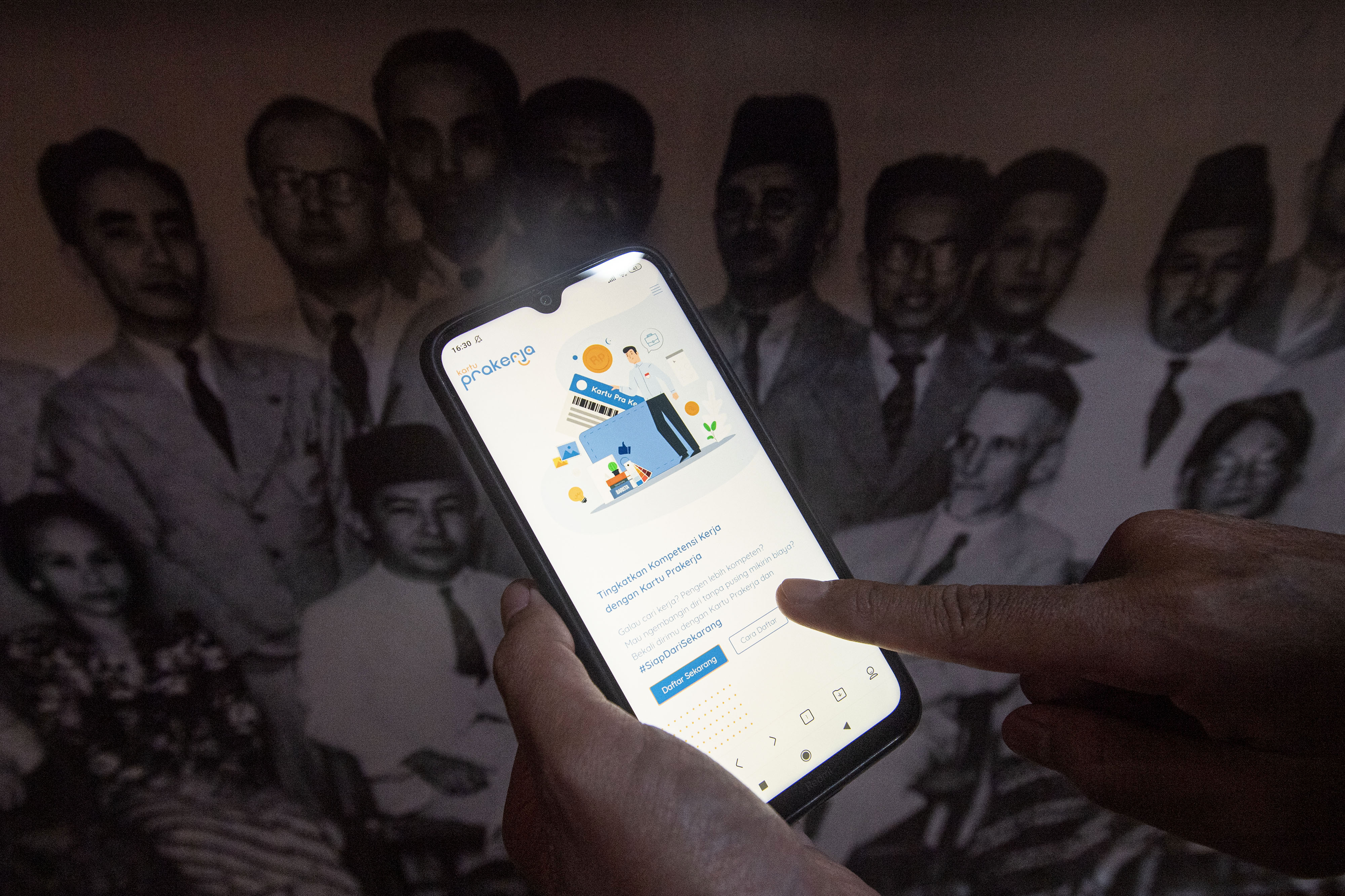 Warga mencari informasi tentang pendaftaran program Kartu Prakerja.