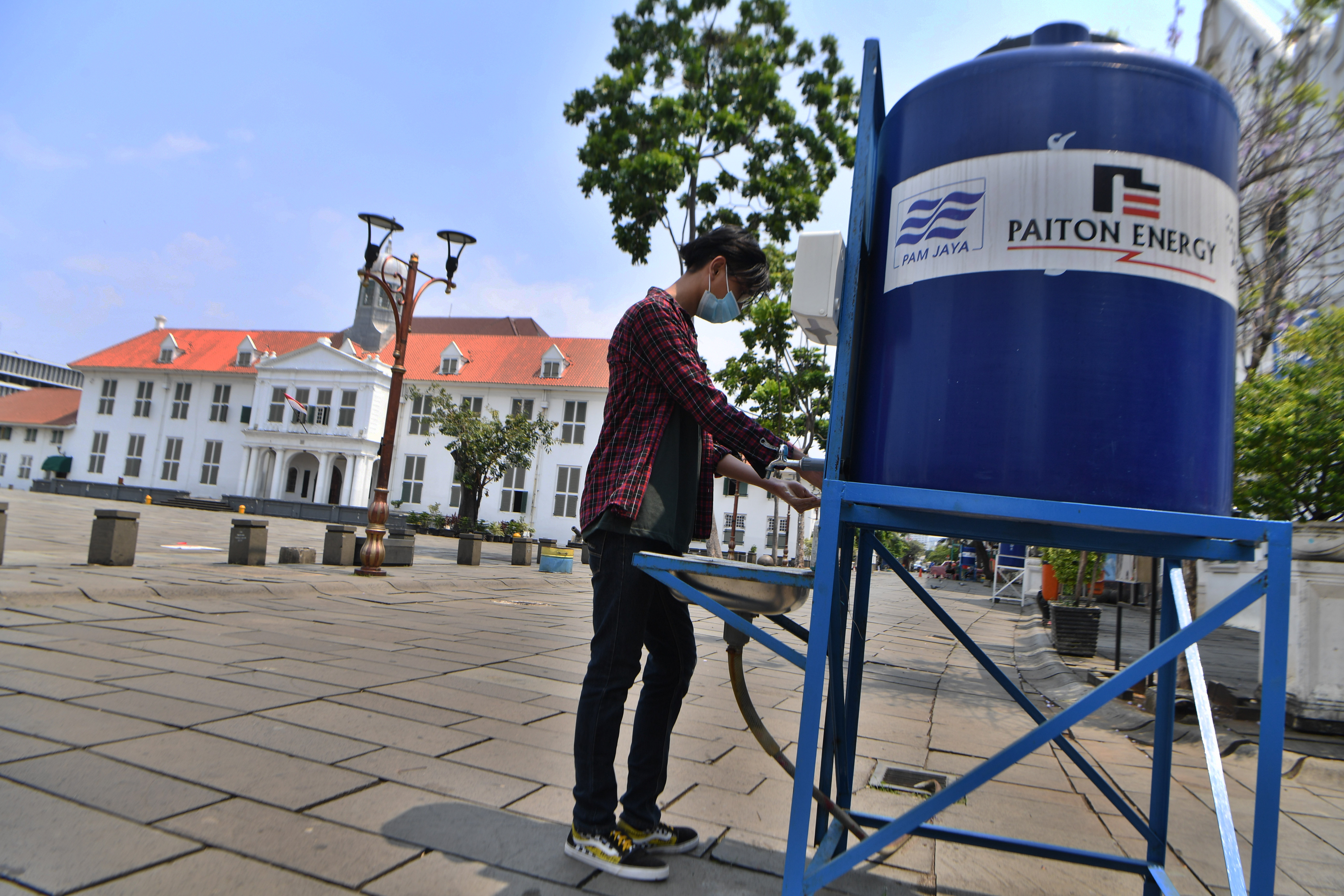 Penerapan protokol kesehatan di kawasan wisata Kota Tua, Jakarta