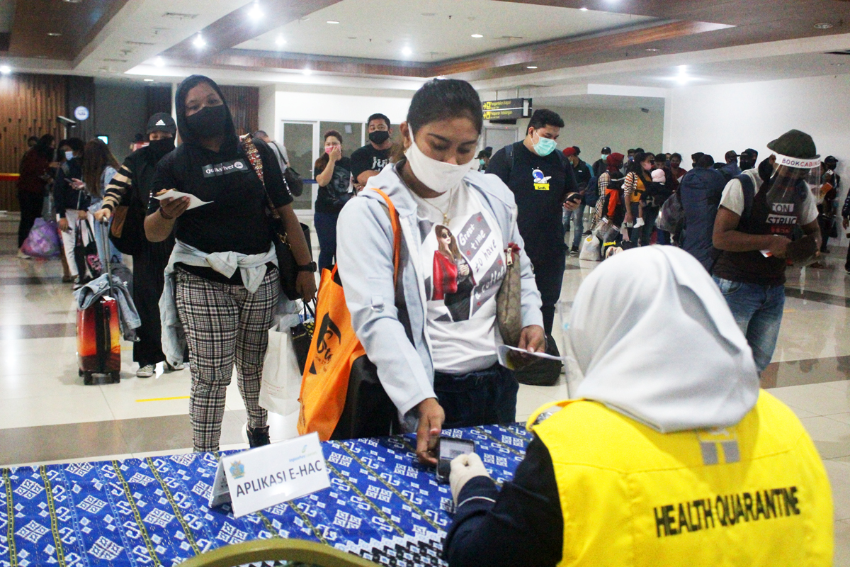 Petugas KKP memeriksa kartu kewaspadaan kesehatan (HAC) penumpang pesawat di Bandara El Tari, Kupang, NTT.