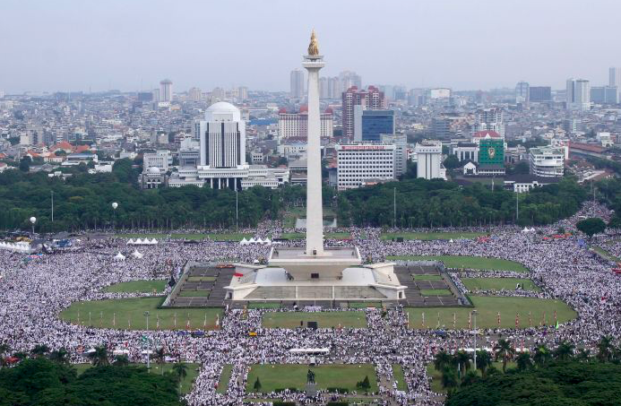Umat muslim mengikuti aksi reuni 212 di Monas, Jakarta, Minggu (2/12/2018).