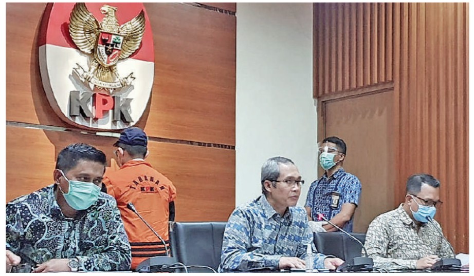 Wakil Ketua KPK Alexander Marwata (tengah) memberikan keterangan pers terkait dengan penahanan tersangka Wali Kota Dumai 2016-2021 ZulkiflI.