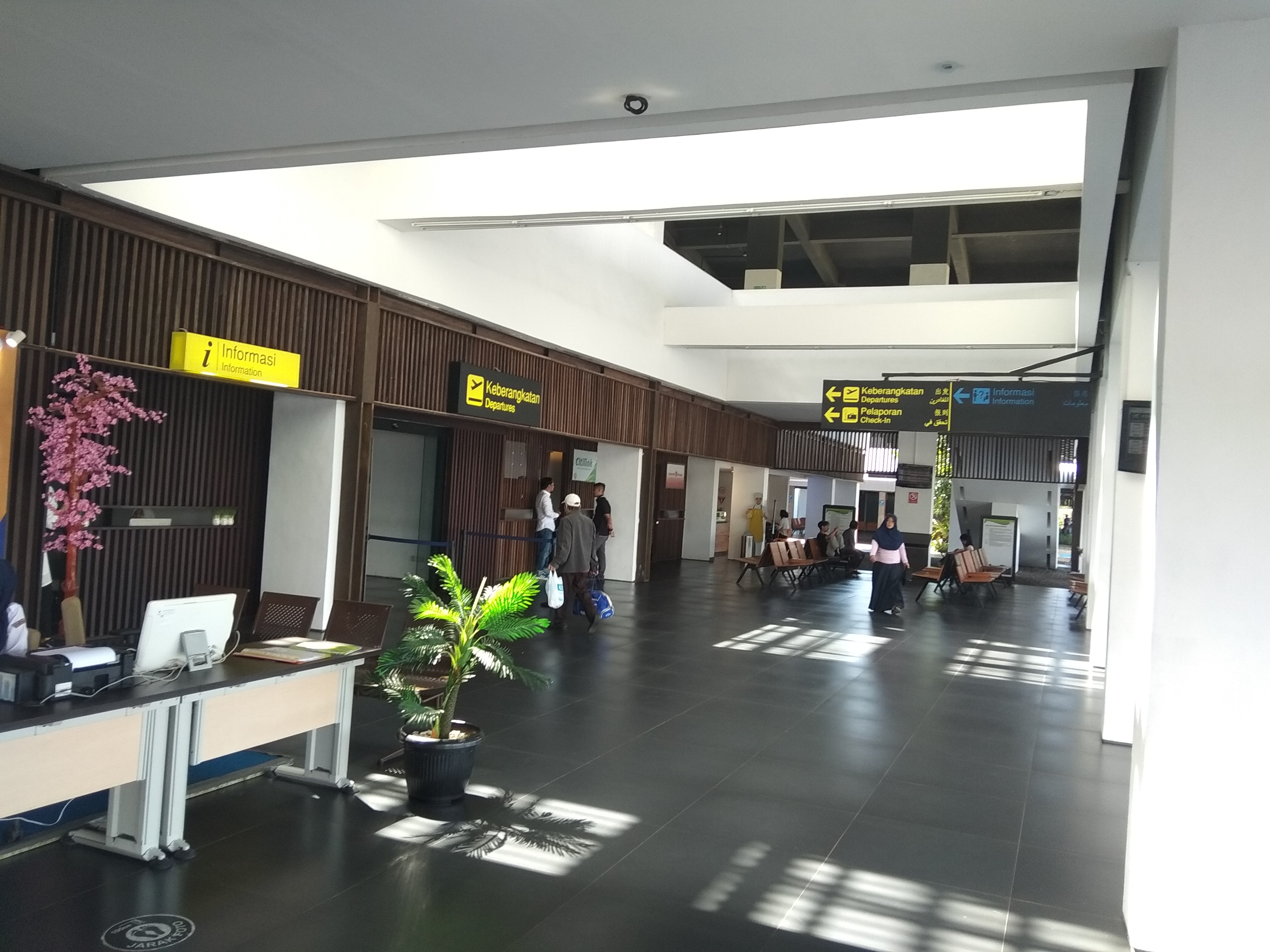 Suasana Bandara Banyuwangi yang sudah menggunakan konsep green energy.