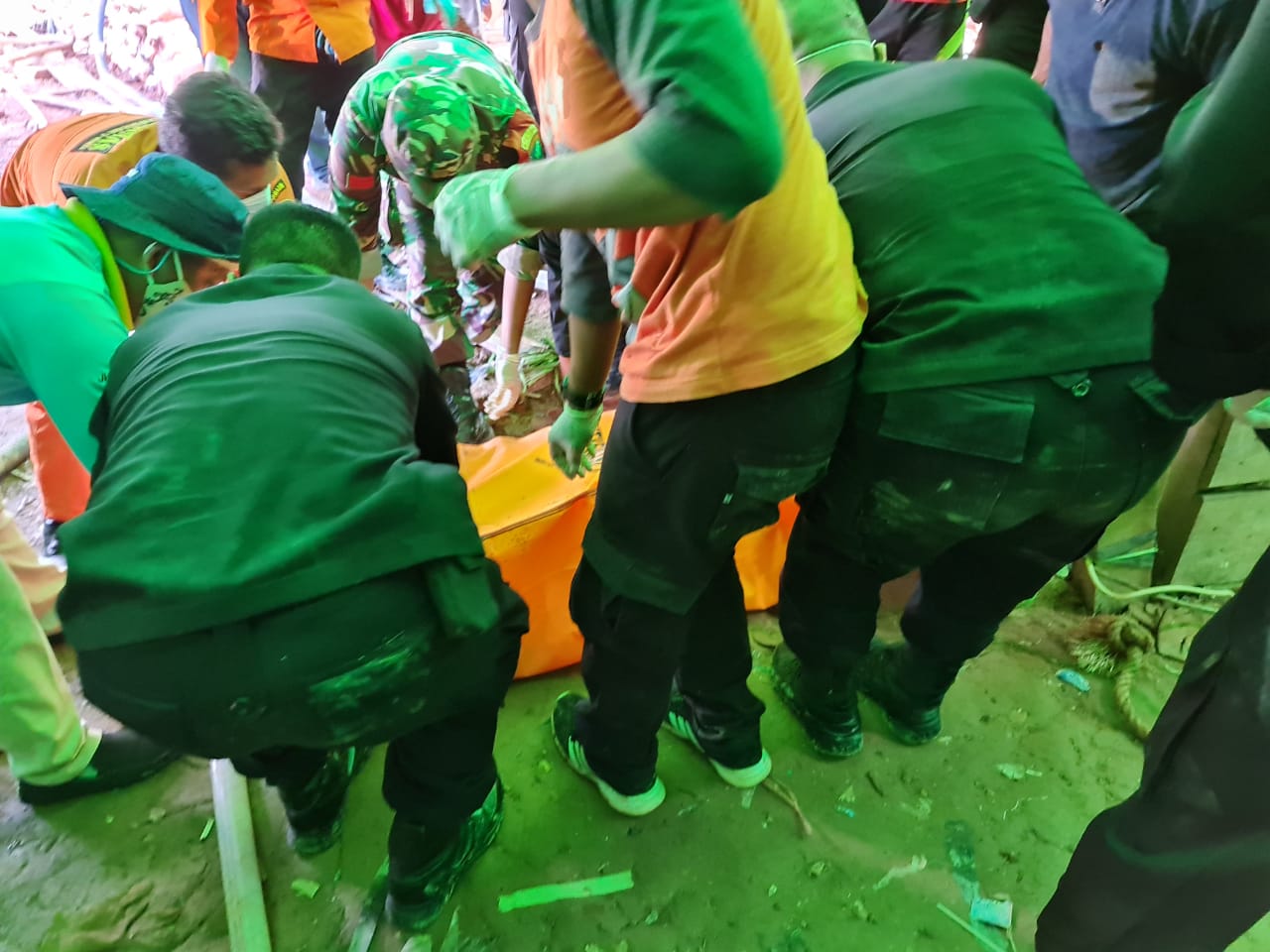 Evakuasi korban penambang emas yang tertimbun longsor di Kabupaten Kotawaringin Barat, Jumat (20/11/2020)