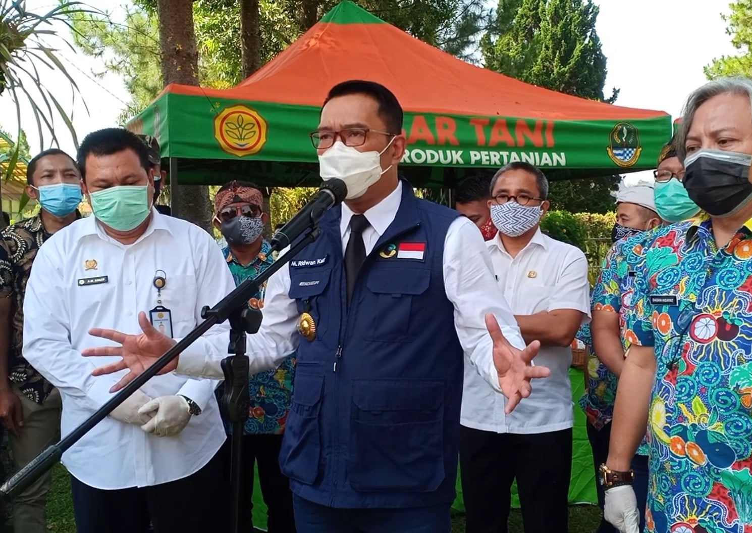 Gubernur Jawa Barat Ridwan Kamil (tengah)