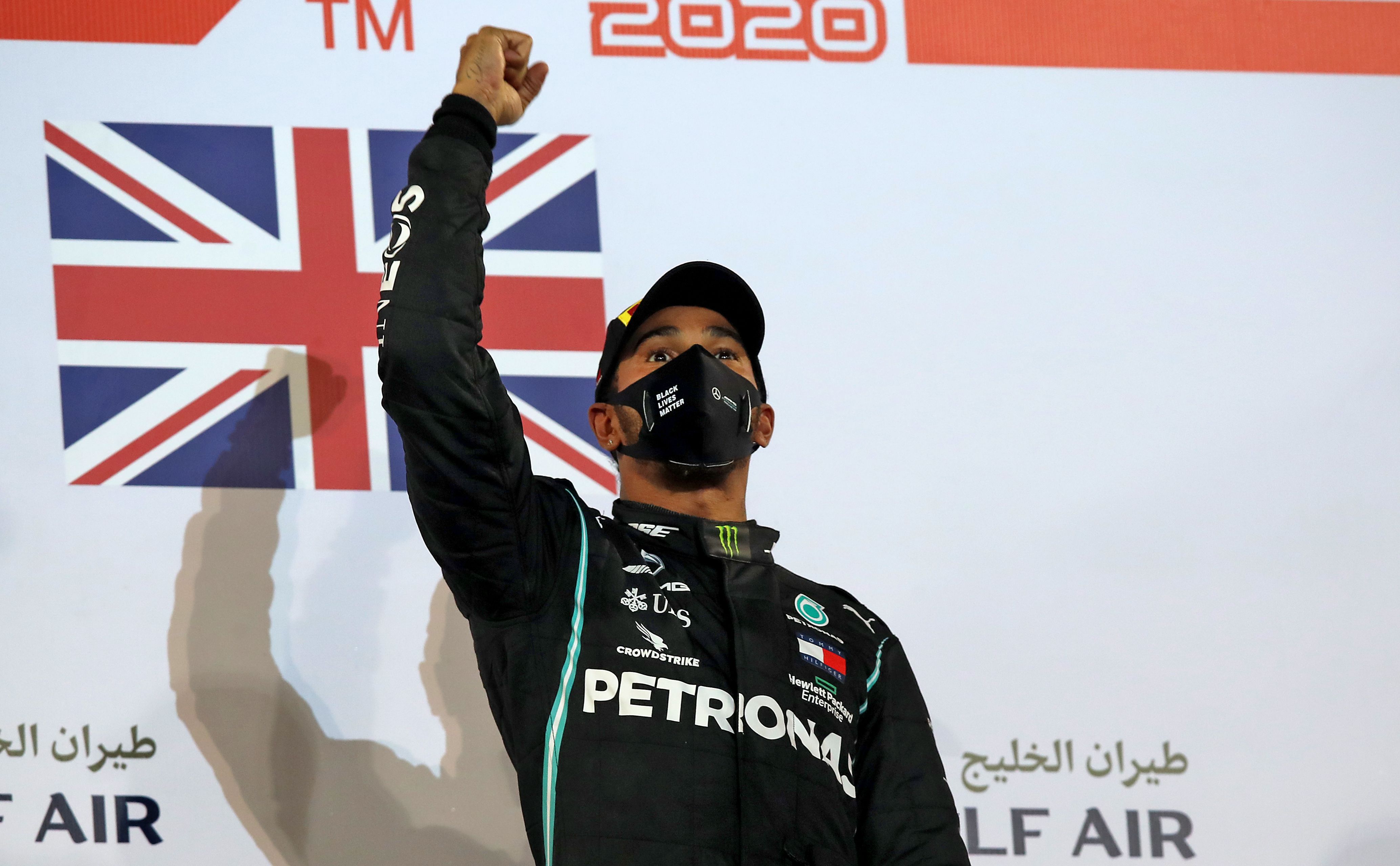 Pembalap Mercedes Lewis Hamilton berada di atas podium merayakan kemenangannya di GP Bahrain.