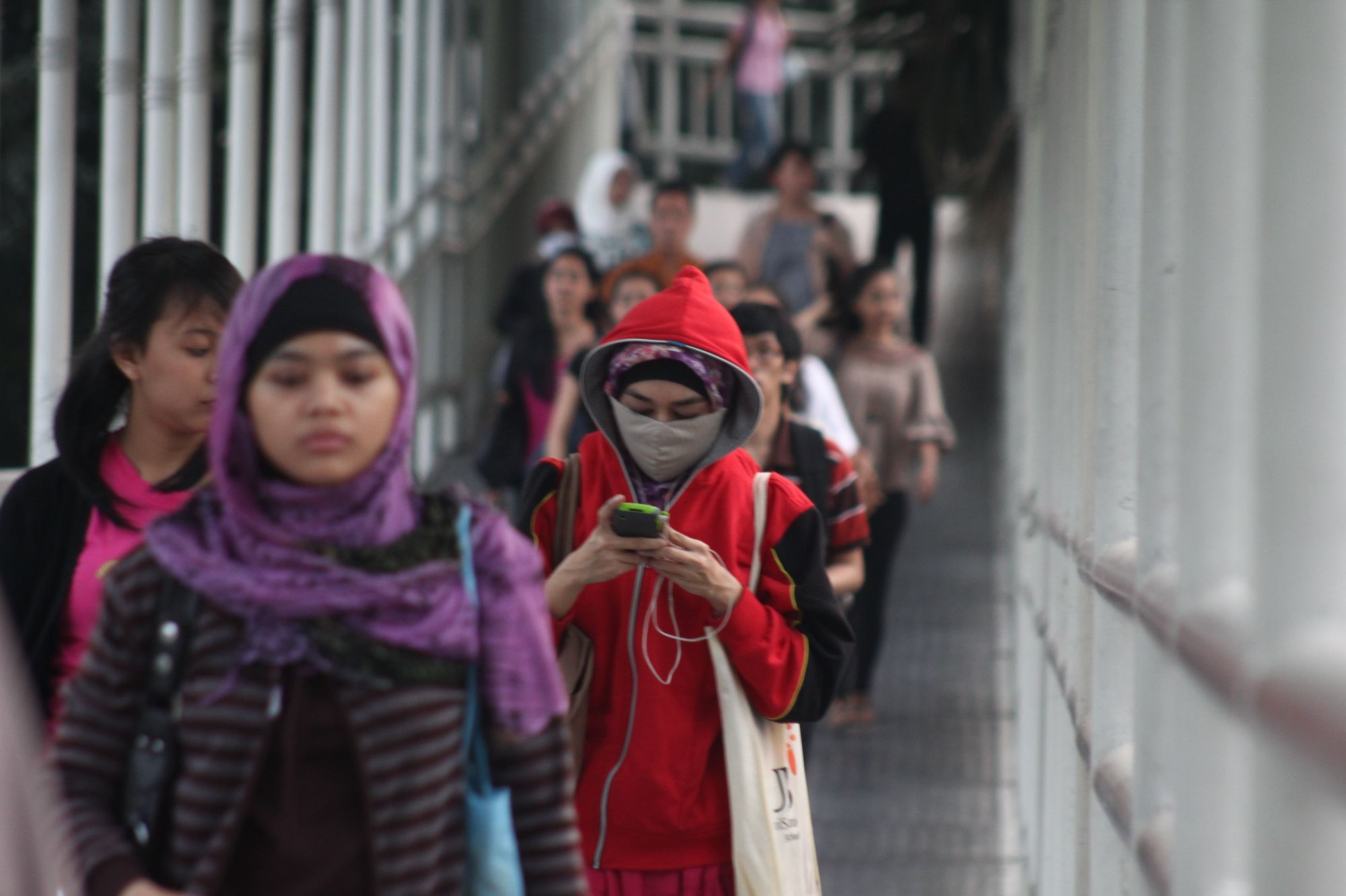 Para penumpang bus Trans-Jakarta menikmati fasilitas Free Wii-fi di Halte Dukuh Atas, Jakarta Pusat.