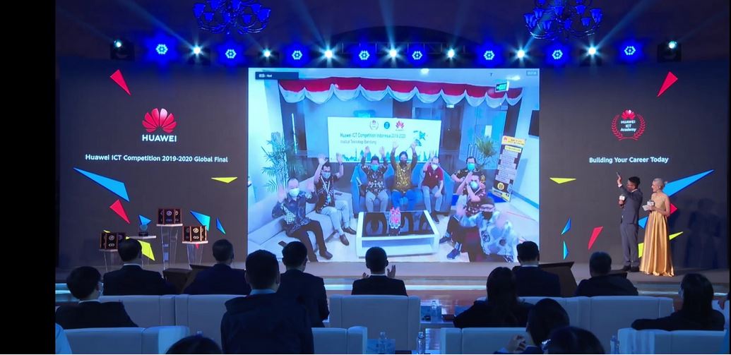 Tim ITB merayakan keberhasilan mereka.