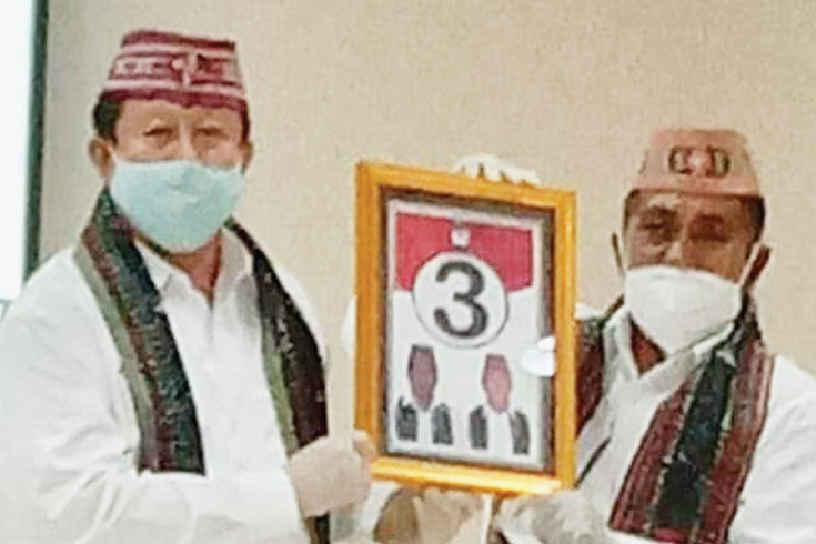 NOMOR URUT TIGA: Calon Bupati dan Wakil Bupati Manggarai Barat Edistasius Endi-Yulianus Weng memegang nomor urut 3 seusai pengundian 