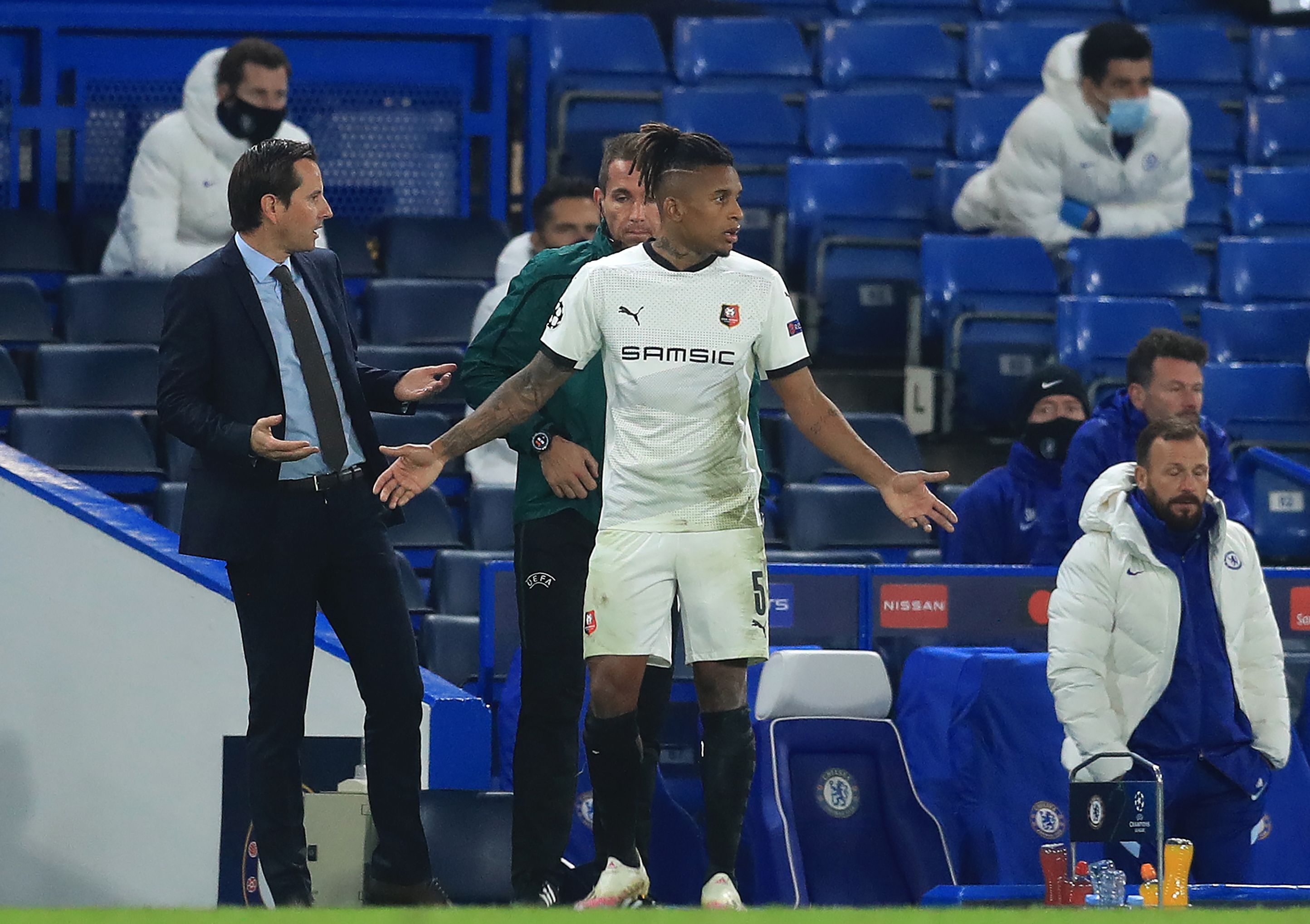 Bek Rennes Dalbert bereaksi usai diganjar kartu merah karena melakukan handball dalam laga Liga Champions melawan Chelsea.