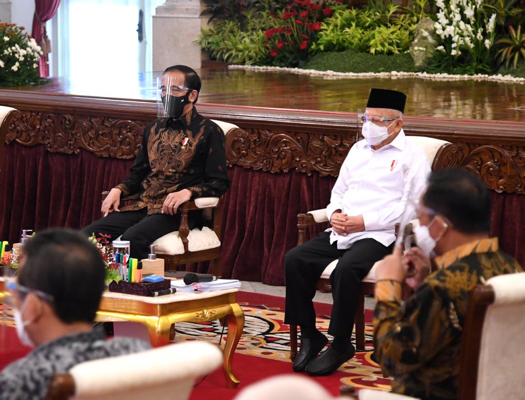 Presiden Joko Widodo bersama Wakil Presiden Maruf Amin memimpin rapat kabinet paripurna di Istana Negara, Jakarta.