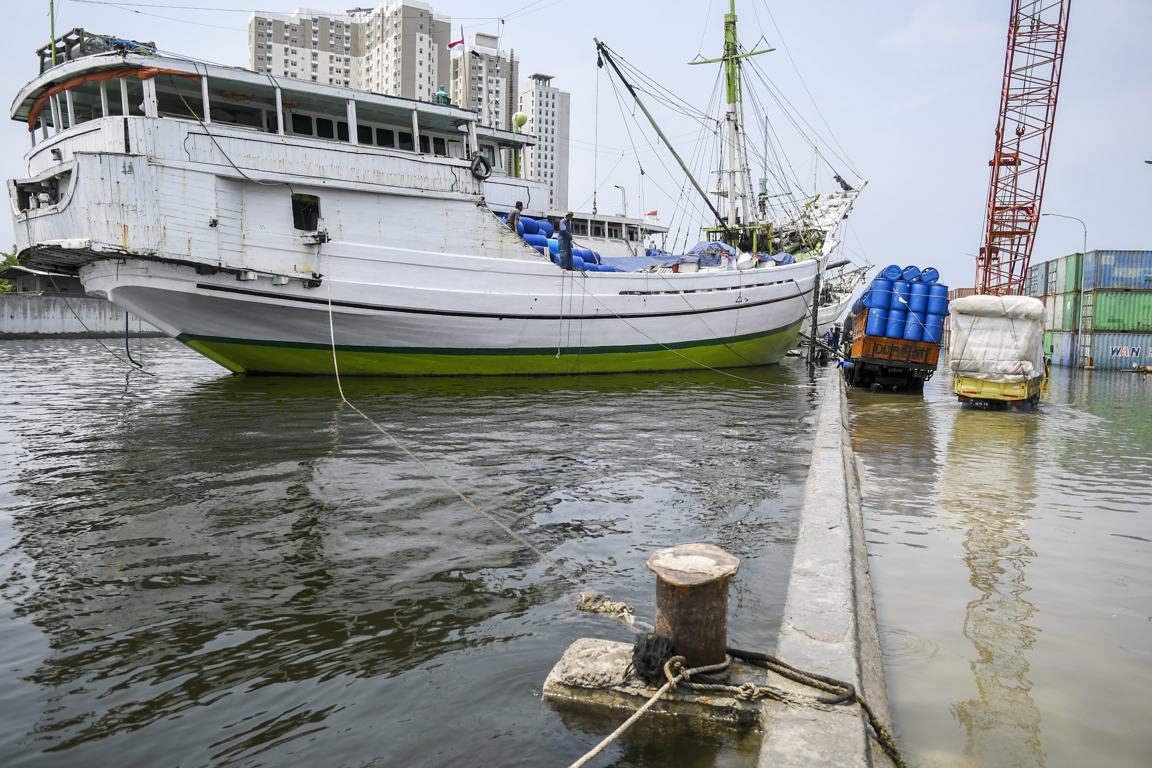  Banjir rob menggenangi kawasan Sunda Kelapa, Jakarta, Selasa (17/11).