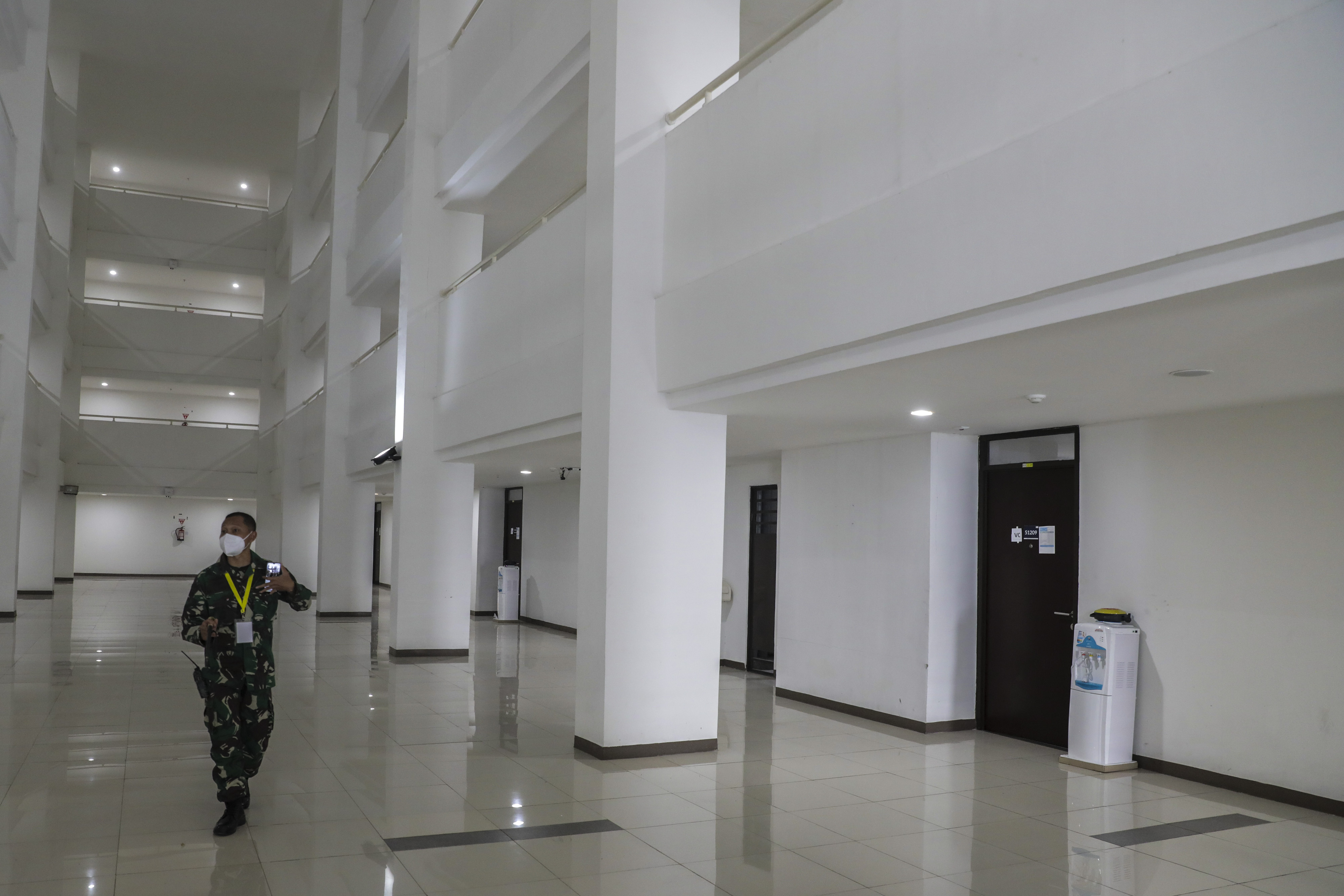 Petugas Satgas Covid-19 mengecek tower lima Rumah Sakit Darurat Penanganan Covid-19 Wisma Atlet Kemayoran, di Jakarta.