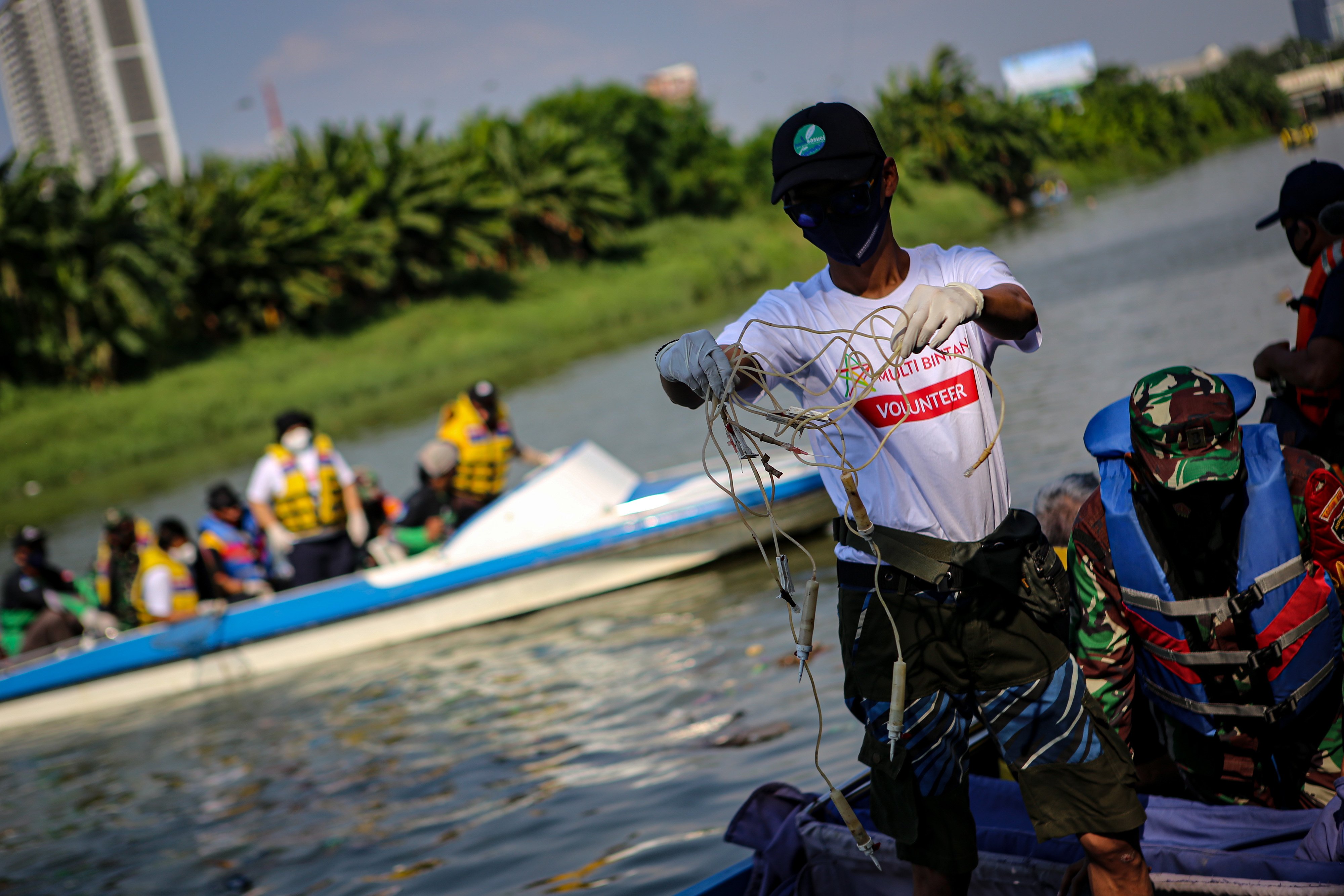 Petugas gabungan menunjukkan sampah medis yang dibuang di Sungai Cisadane, Banten.