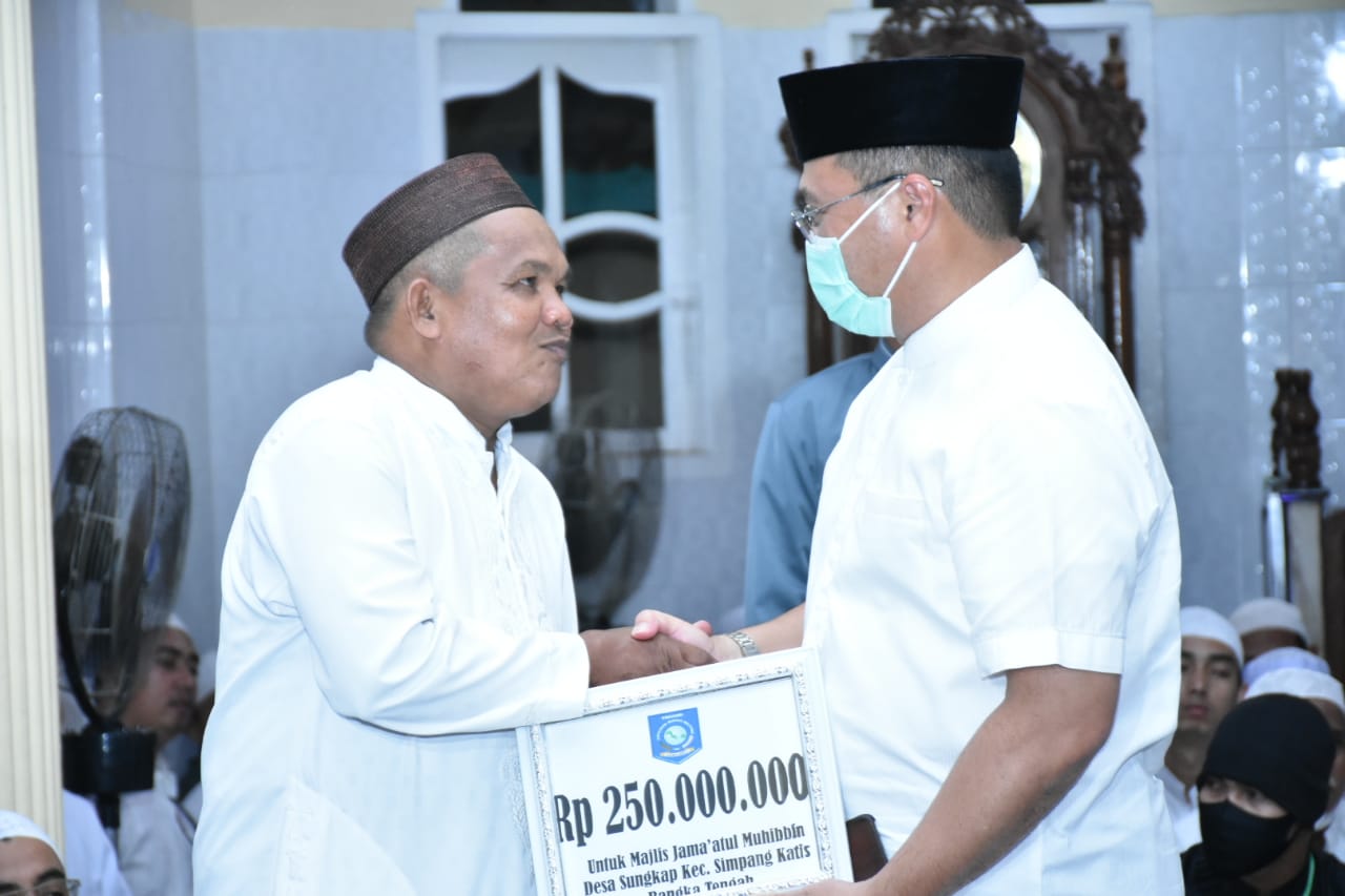 Gubernur Babel Erzaldi Rosman menyerahkan bantuan Rp250 juta.