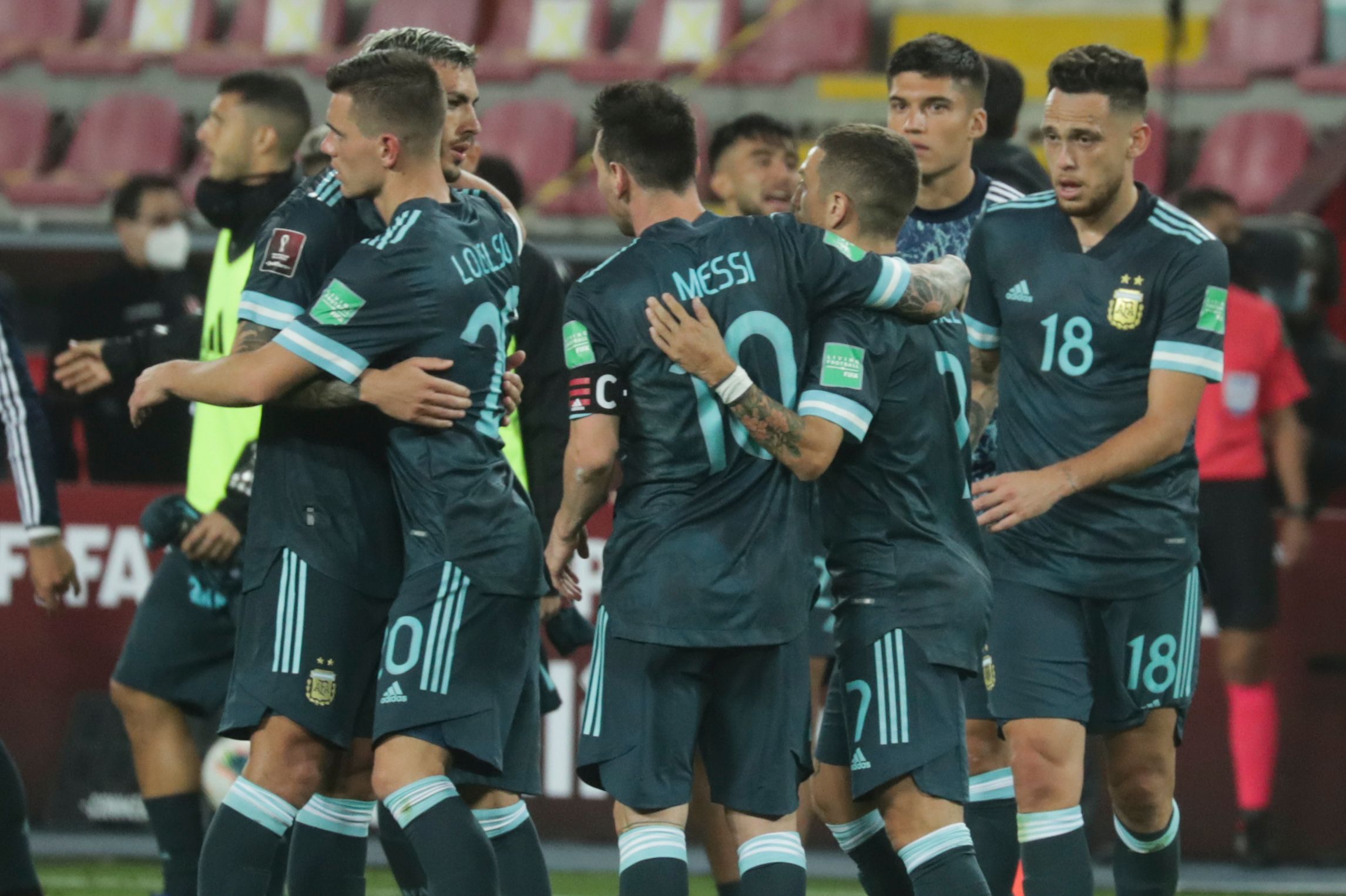 Para pemain Argentina melakukan selebrasi usai mencetak gol ke gawang Peru dalam laga kualifikasi Piala Dunia.