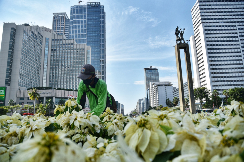 Petugas menata tanaman hias di kawasan Bundaran Hotel Indonesia, Jakarta.