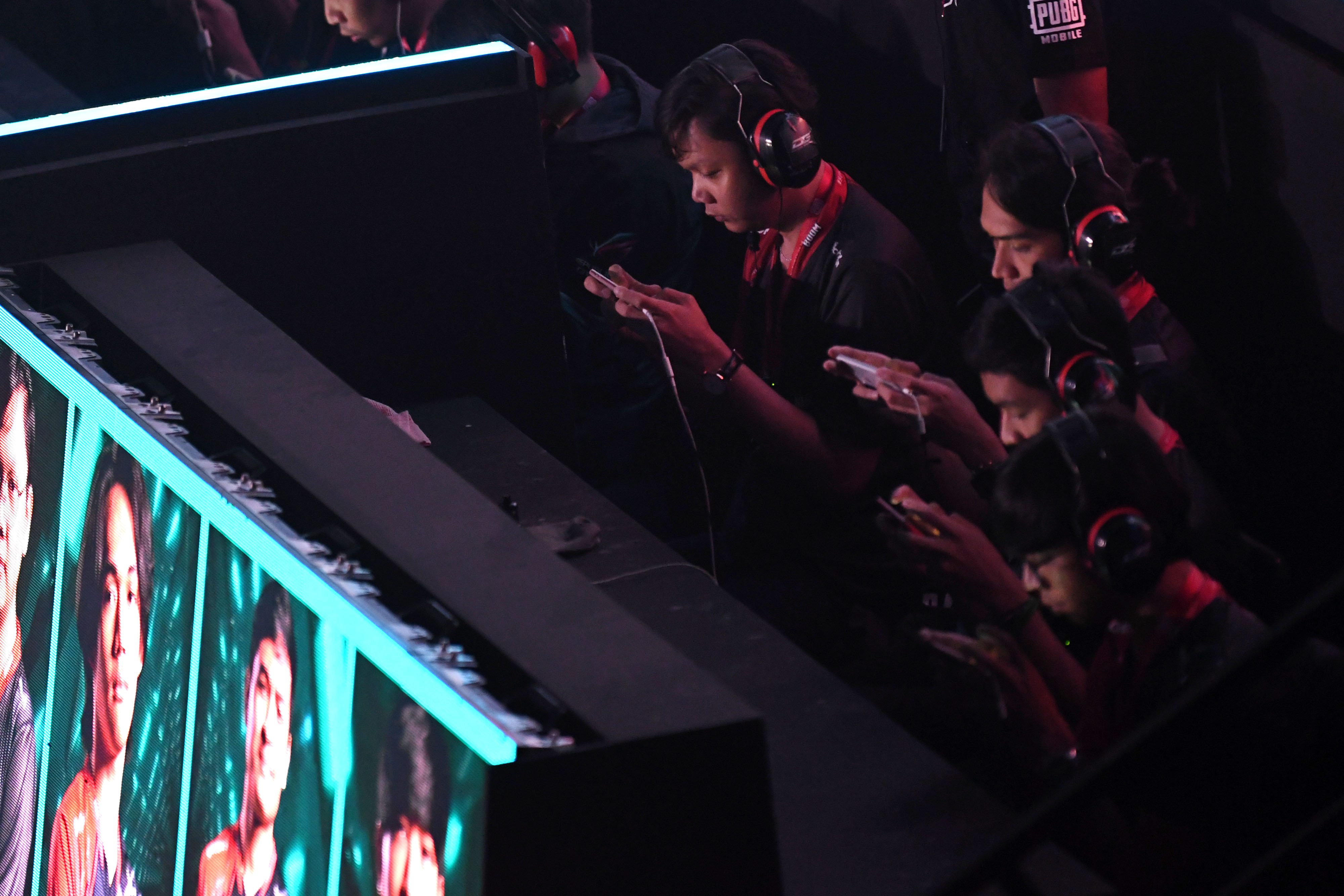 Sejumlah peserta bertanding dalam babak grand final kompetisi eSport PUBG Mobile 'Dunia Games League 2020'