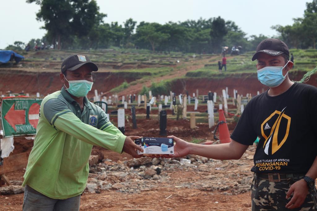 Kampanye Lima Juta Masker Medis dilakukan di Tempat Pemakaman Umum (TPU) Khusus Covid-19 Pondok Ranggon, Jakarta Timur.