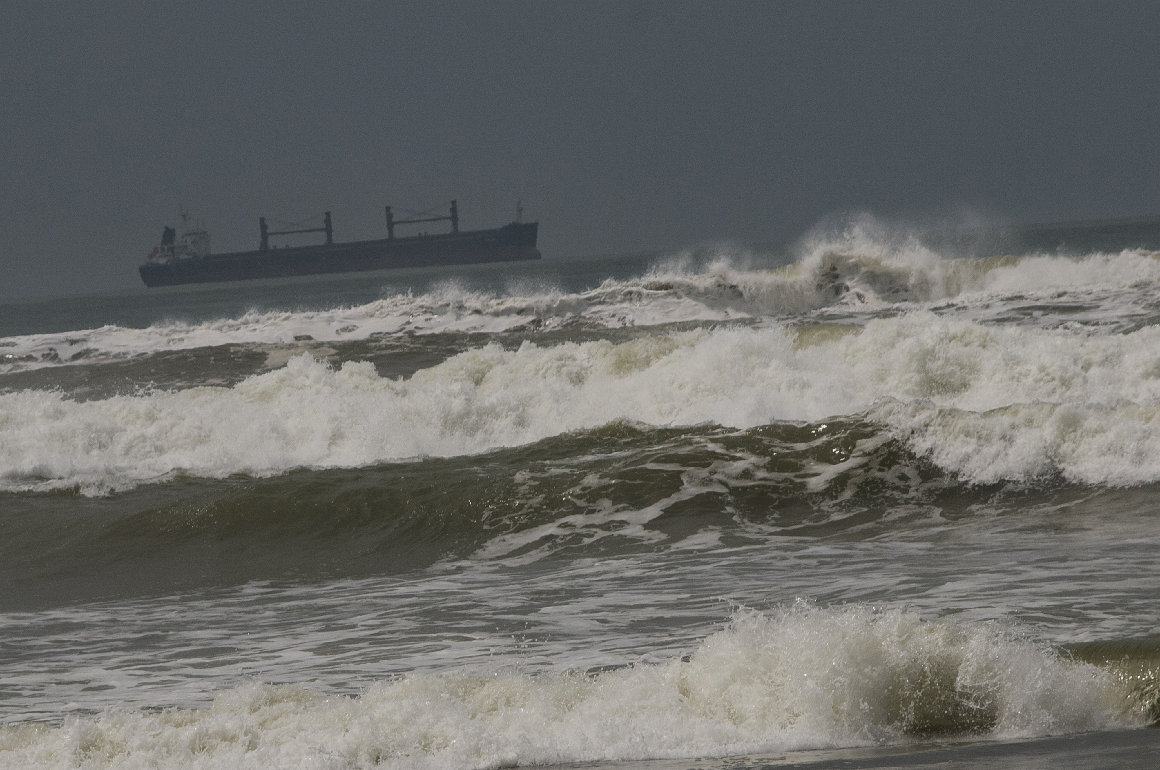 Ombak besar di pesisir pantai Bagedur, Lebak, Banten, Jumat (30/10/2020)