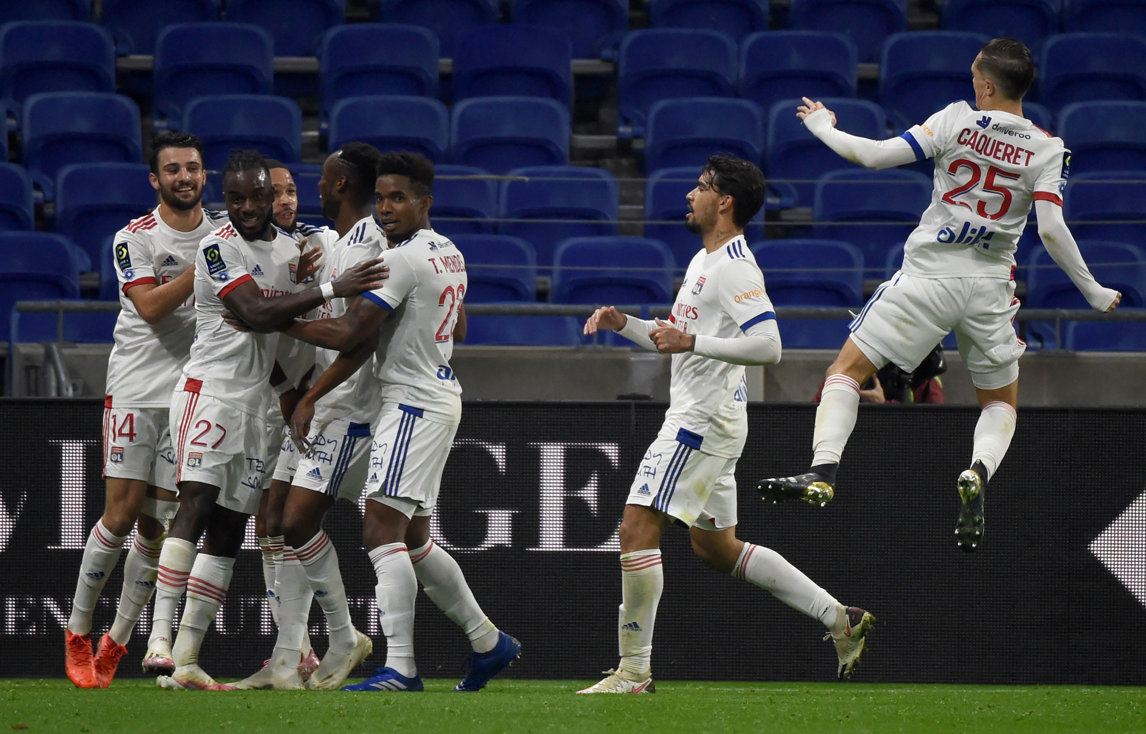 Para pemain Lyon melakukan selebrasi usai mencetak gol ke gawang Saint-Etienne di laga Ligue 1.