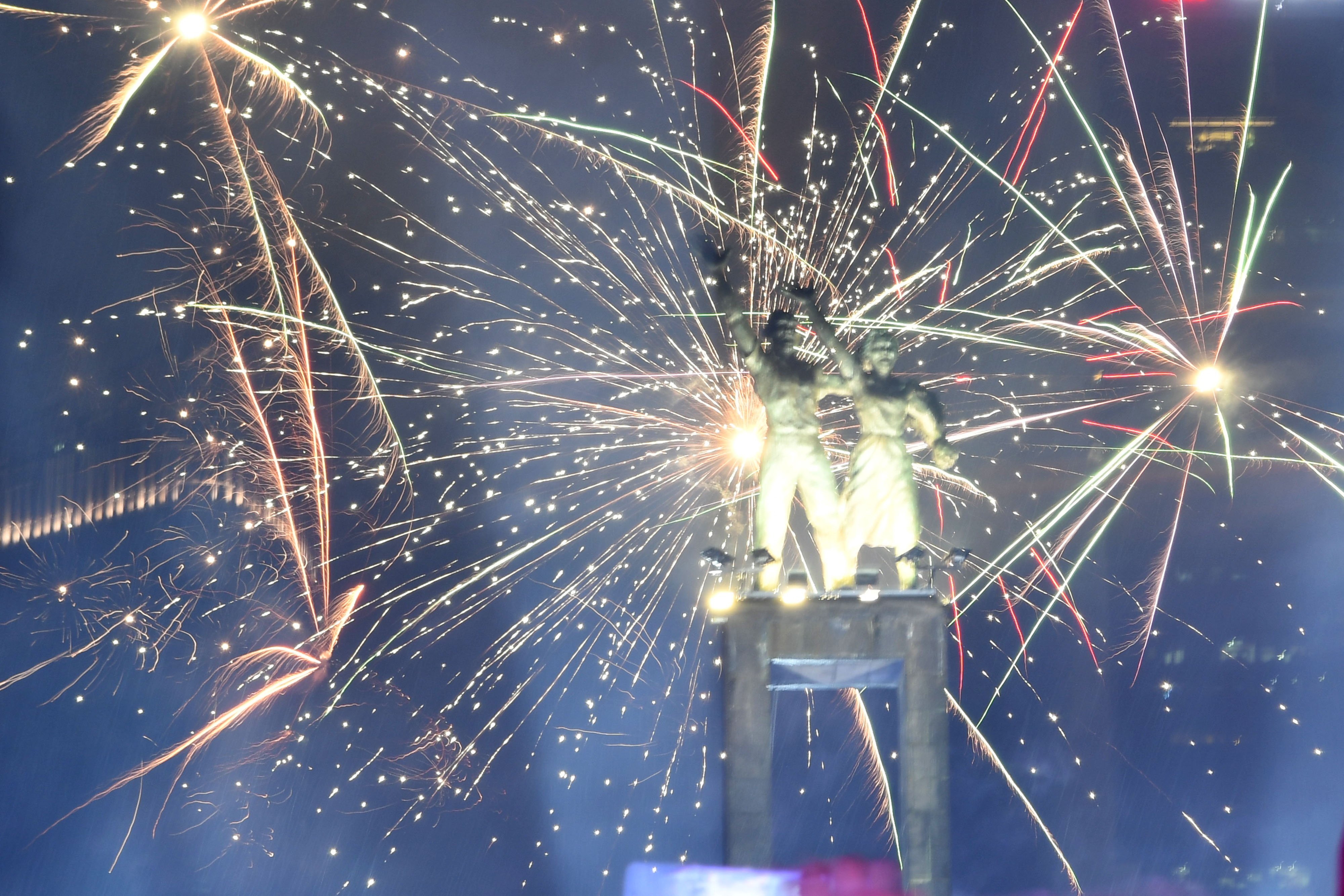 Suasana pesta kembang api berlangsung dalam malam pergantian tahun di kawasan Bundaran hotel Indonesia, Jakarta, Rabu (1/1/2020).