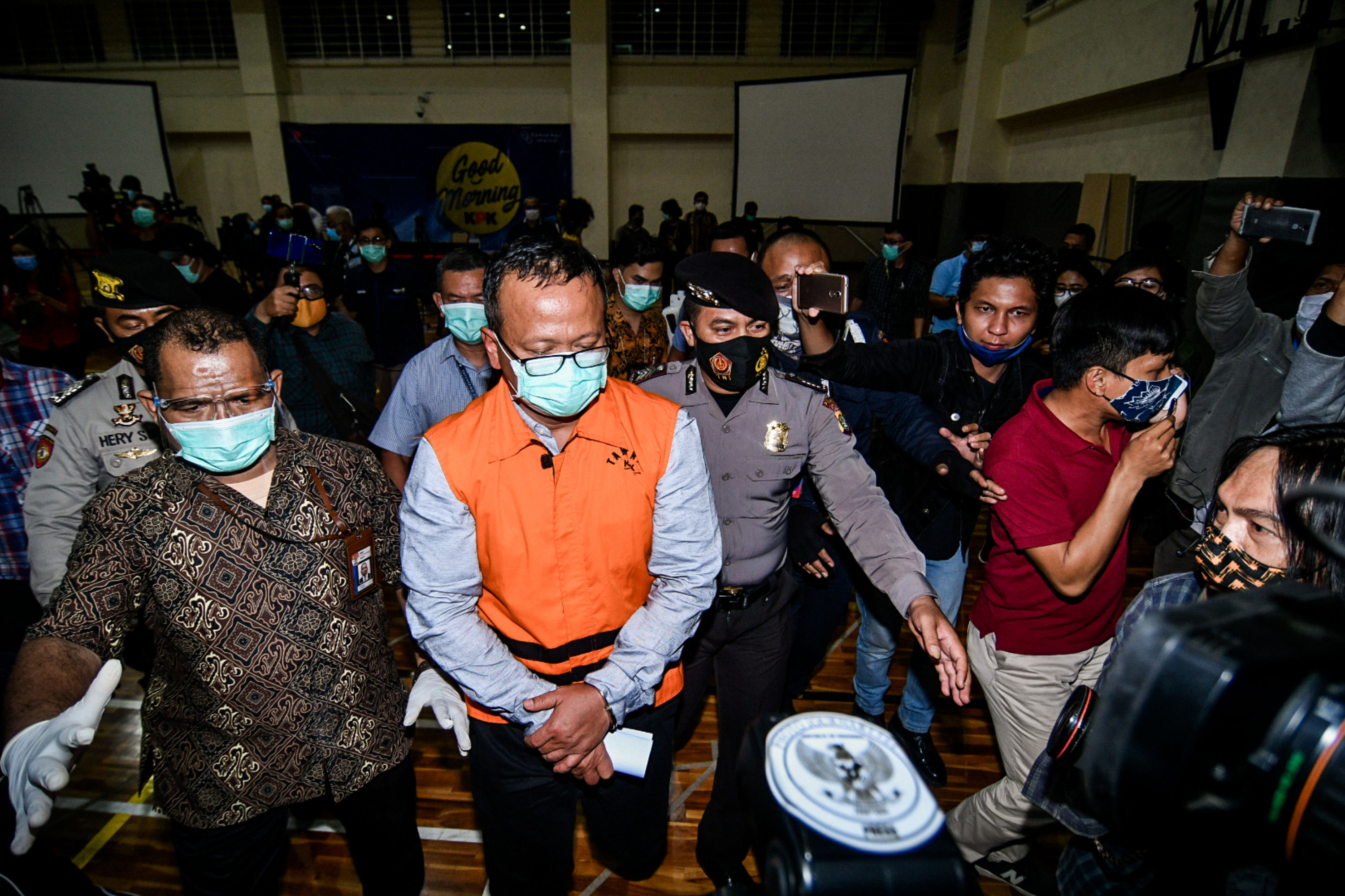 Menteri Kelautan dan Perikanan Edhy Prabowo (tengah) langsung ditahan seusai menjalani pemeriksaan di Gedung KPK Merah Putih, Jakarta.