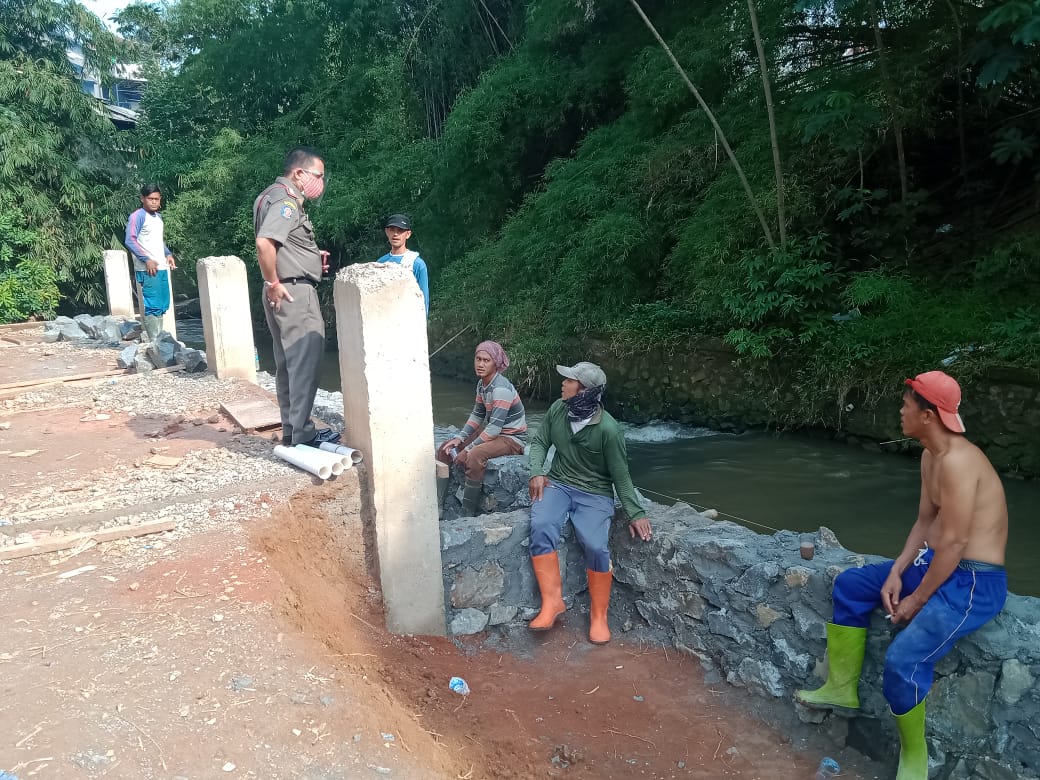 Satpol PP Kota Depok menghentikan pembangunan di bantaran Sungai Cikupa