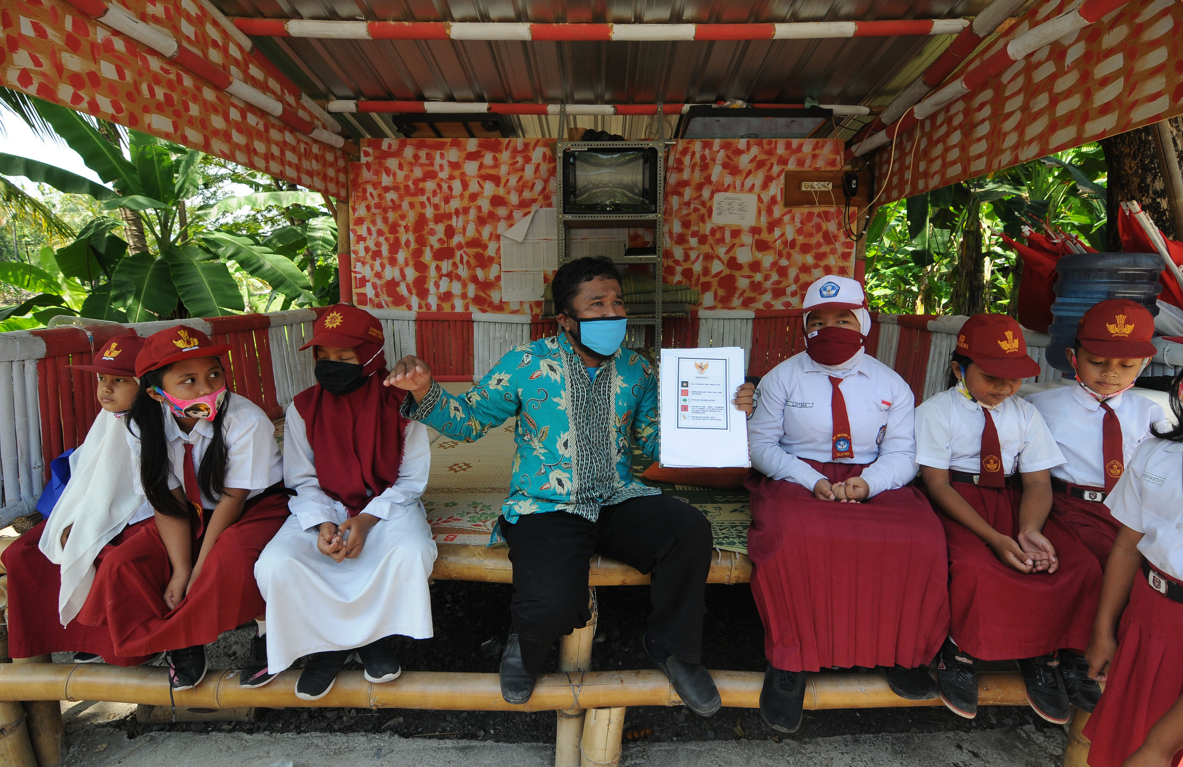 EDUKASI IDEOLOGI PANCASILA: Seorang guru memberikan edukasi Pancasila kepada siswa di Krakitan, Bayat, Klaten, Jawa Tengah, Kamis (1/10)