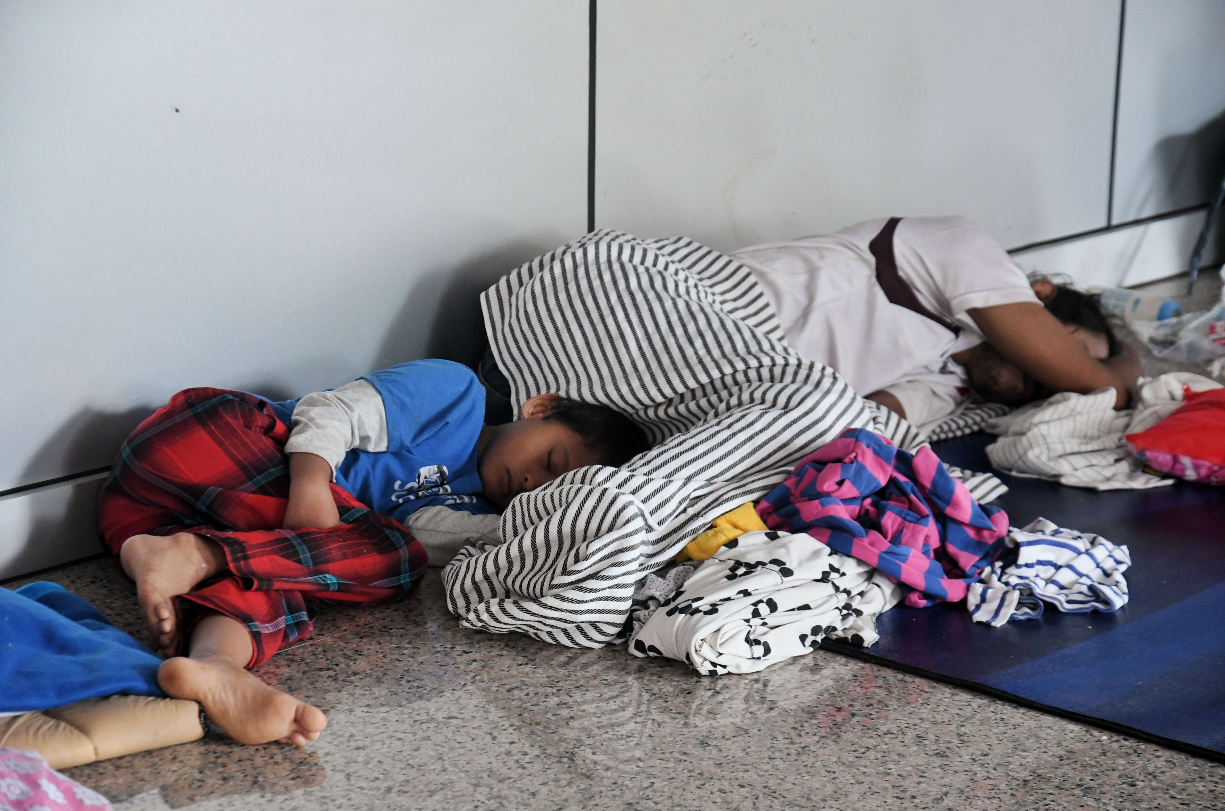  Warga terdampak banjir Cipinang Melayu tengah tidur dengan alas seadanya di pengungsian Universitas Borobudur, Jakarta, Januari lalu.