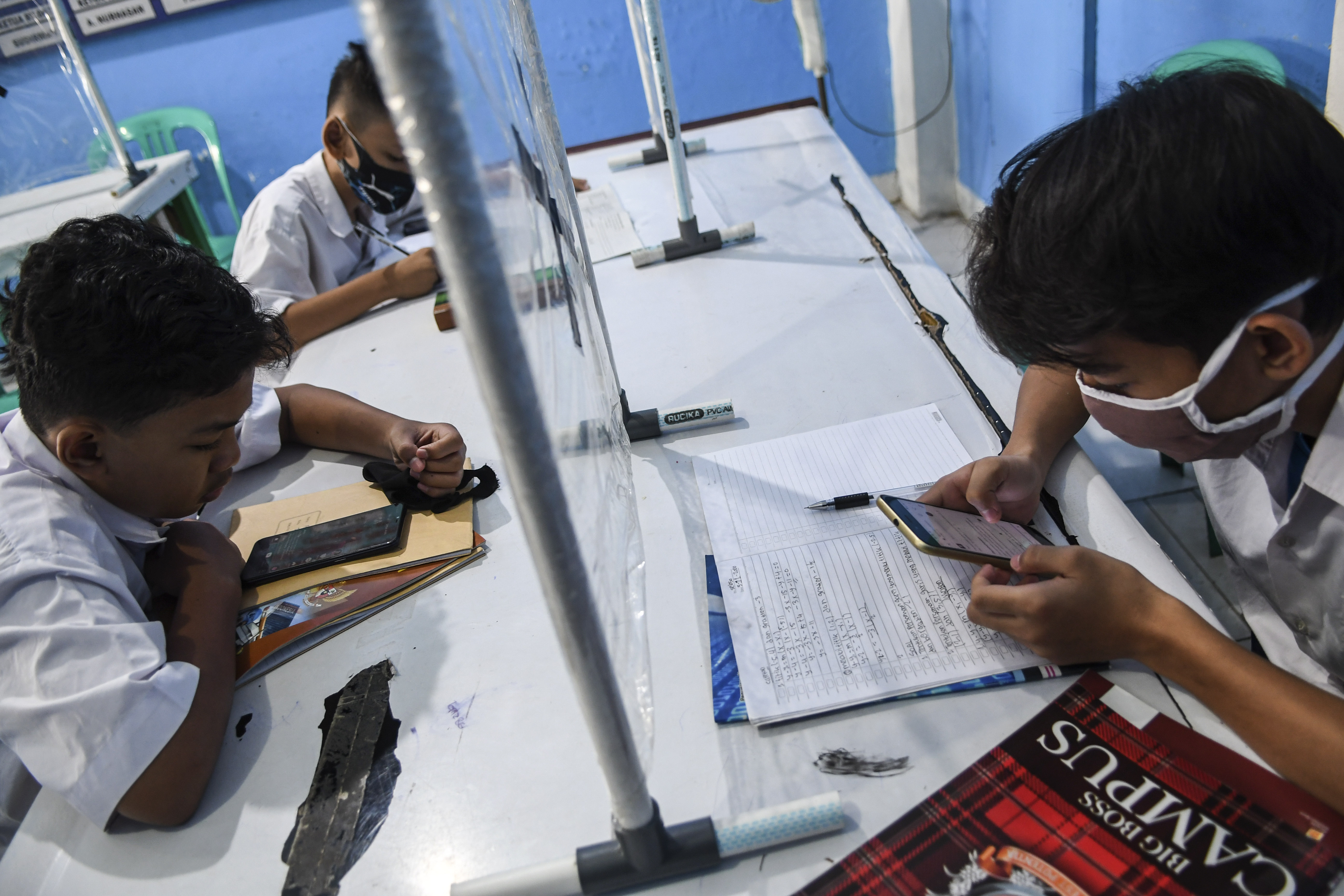 Sejumlah siswa belajar secara daring memanfaatkan akses internet gratis dari Pemprov DKI Jakarta di Balai RW 02, Galur, Jakarta Pusat.