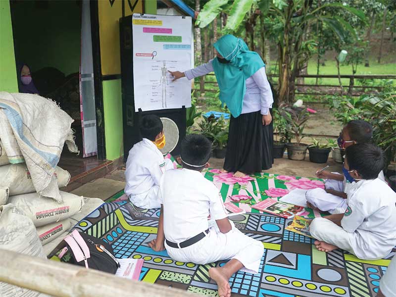 Sejumlah siswa Sekolah Dasar Negeri (SDN) 6 Tapa mengikuti pelajaran luar jaringan (luring) di Dusun III, Desa Langge, Tapa, Kabupaten Bone 