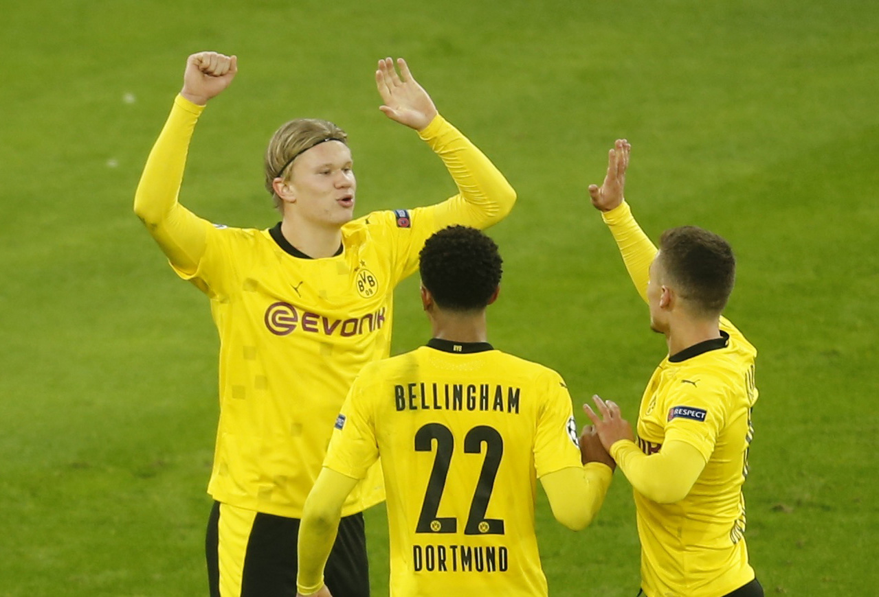 Penyerang Borussia Dortmund Erling Braut Haaland (kiri) melakukan selebrasi usai mencetak gol ke gawang Club Brugge di laga Liga Champions.