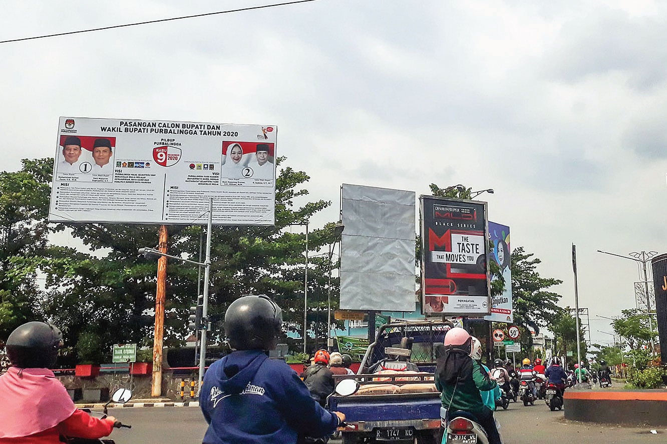 PERTARUNGAN DUA CALON: Baliho pasangan calon Bupati dan Wakil Bupati Purbalingga dipasang di perempatan Jalan Mayjen Songkono, 