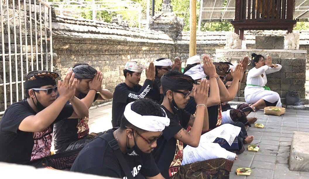 Sejumlah pendukung Jerinx menggelar doa bersama menjelang sidang pleidoi, hari ini, Selasa (10/11).