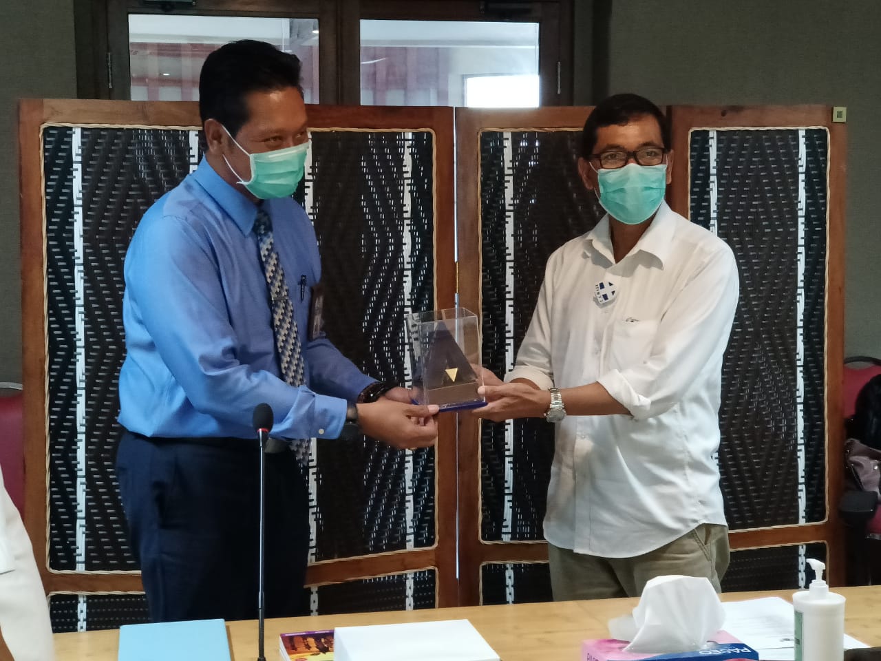 Kepala Kanwil Ditjen Perbendaharaan Provinsi Bali, Tri Budhianto (kiri) menyerahkan plakat pernghargaan.